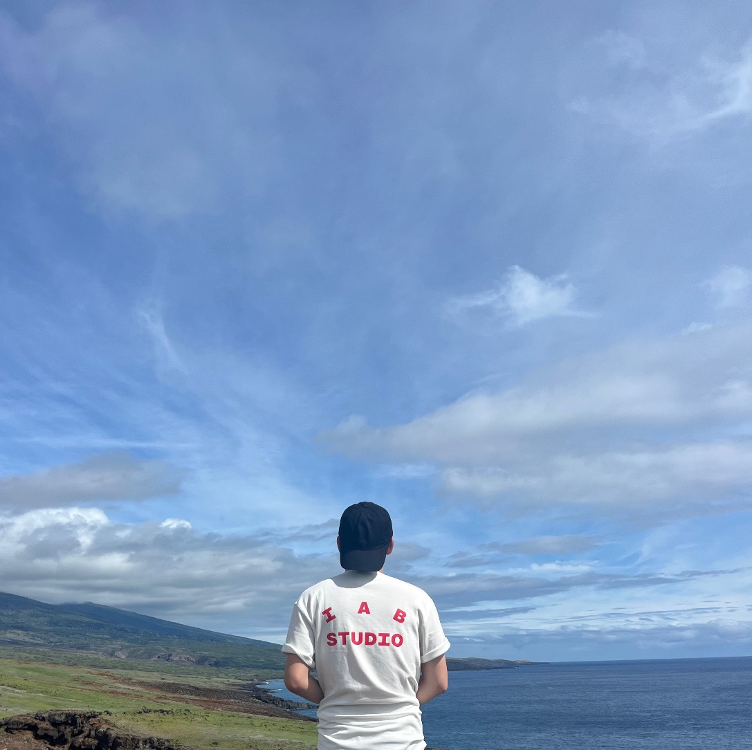 IAB Studio x Netflix SS T-Shirt White 착용 스타일 - 3