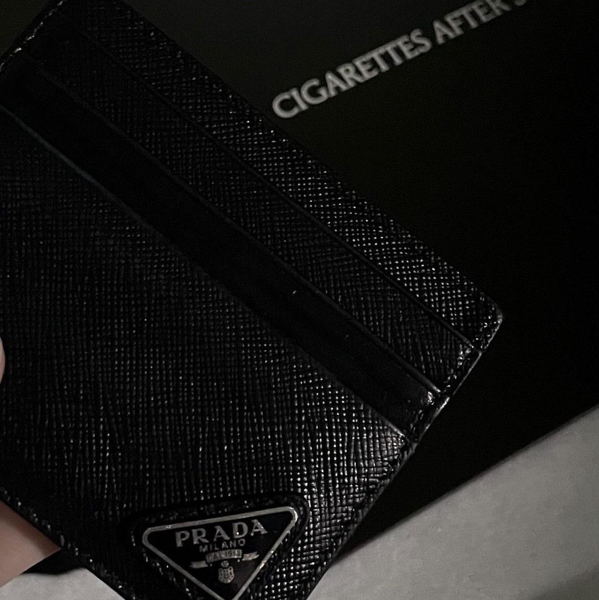 Prada Saffiano Leather Card Holder Black 착용 스타일