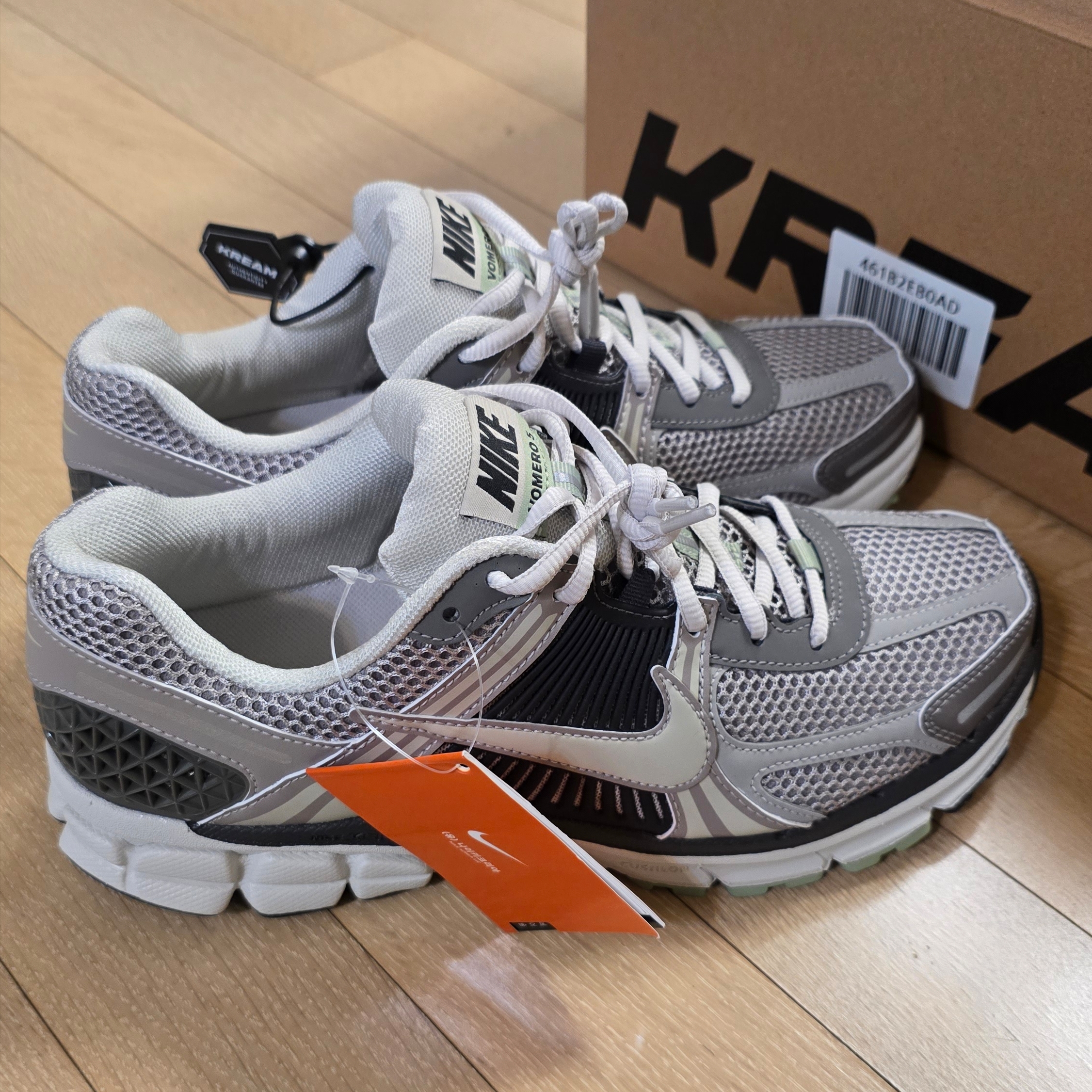 (W) Nike Zoom Vomero 5 Cobblestone and Flat Pewter 착용 스타일 - 1