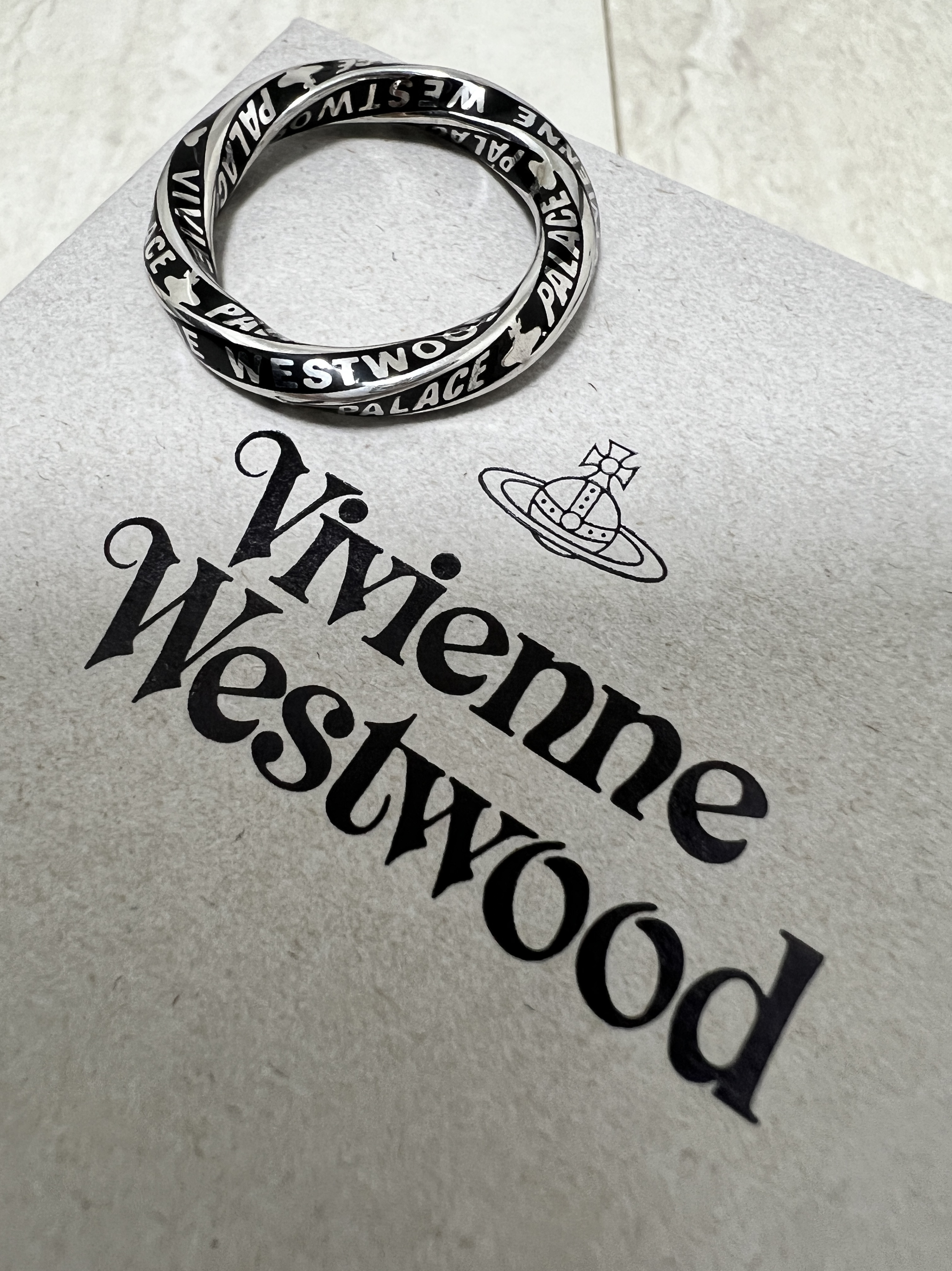 Palace x Vivienne Westwood Small Ring Silver - 24FW 착용 스타일