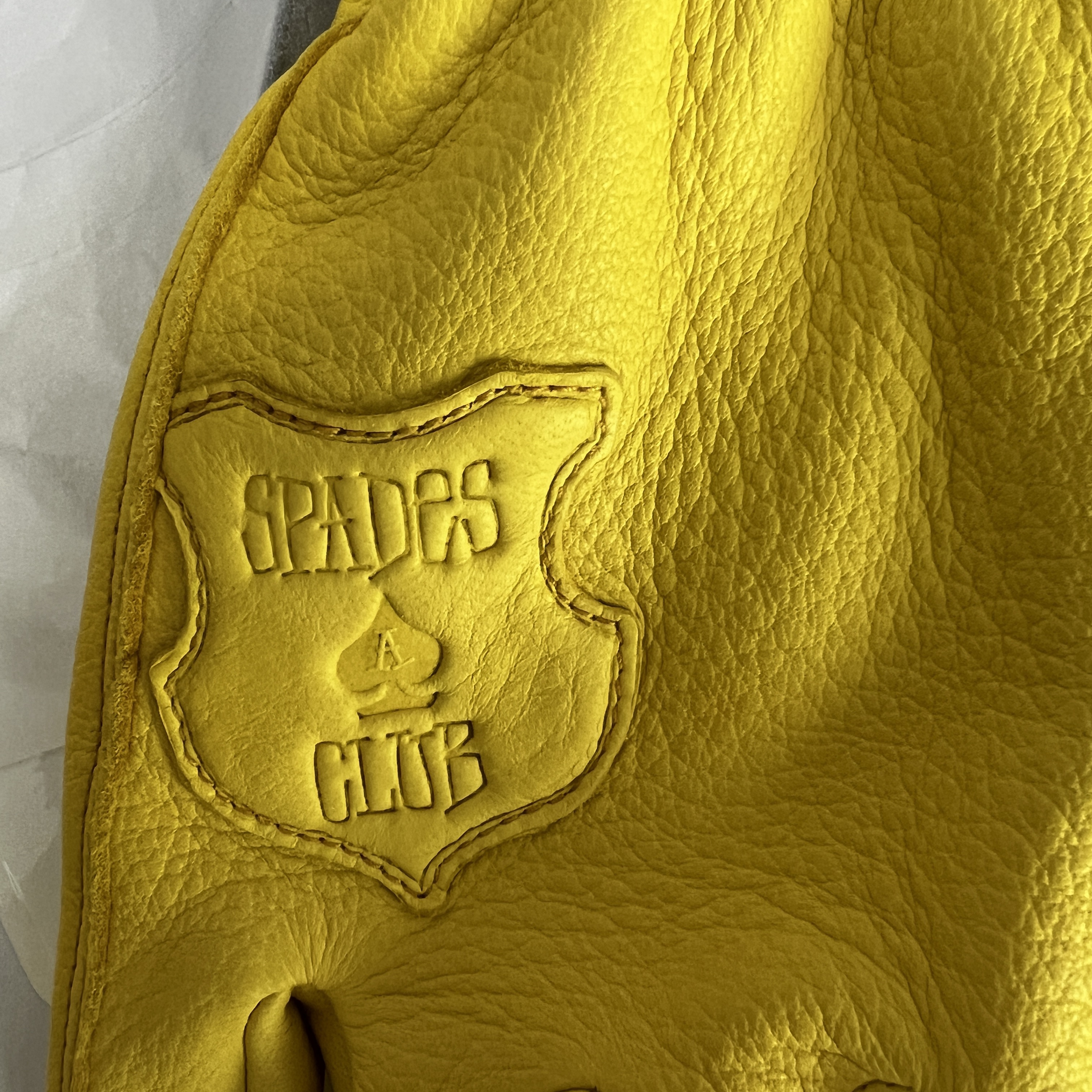 Stussy x Denim Tears Leather Gloves Yellow 착용 스타일 - 2