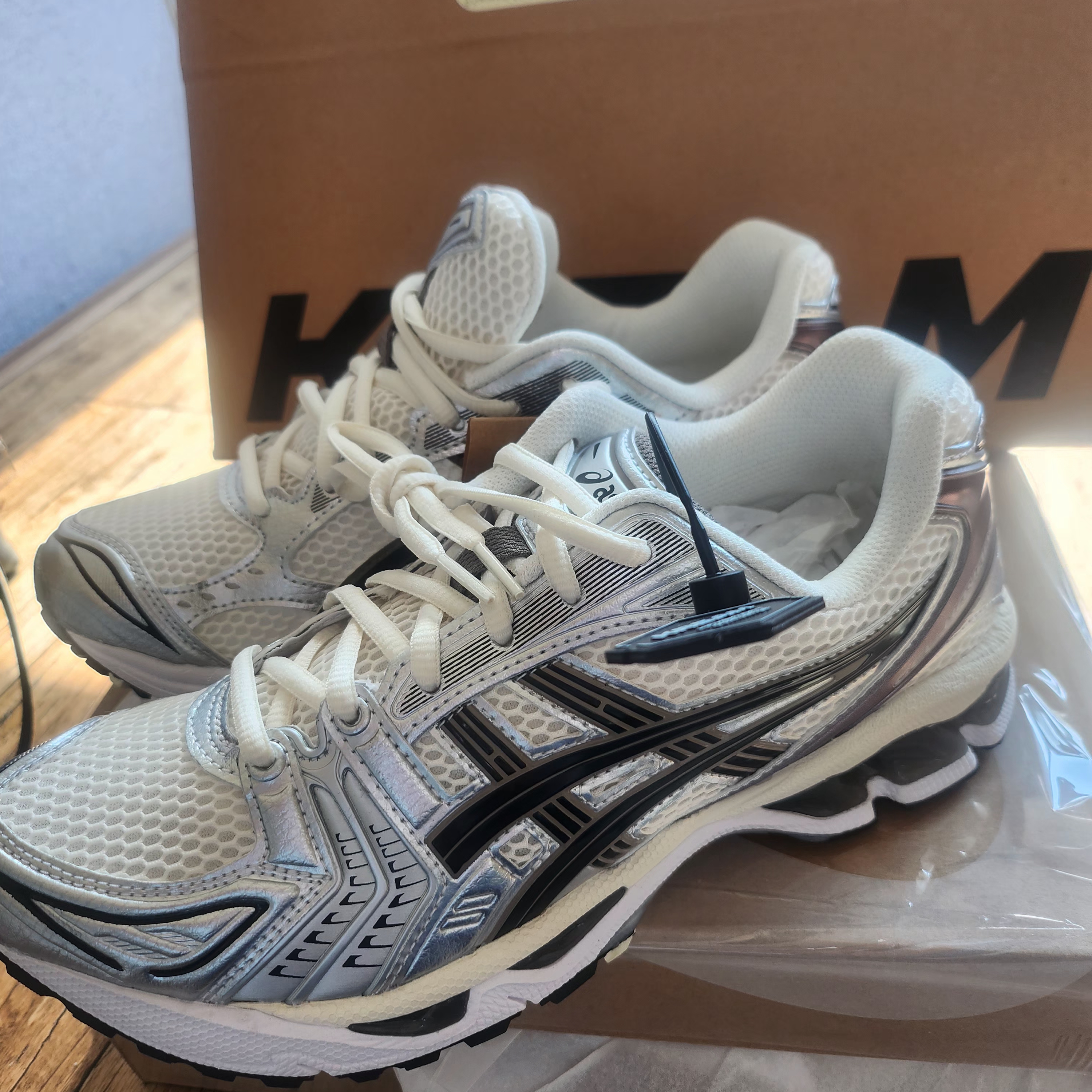 Asics Gel-Kayano 14 Cream Black 착용 스타일