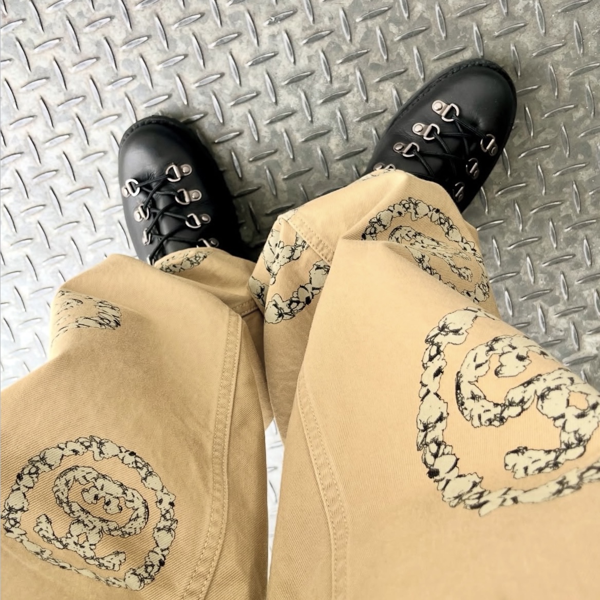 Stussy x Denim Tears SS Wreath Chino Khaki 착용 스타일
