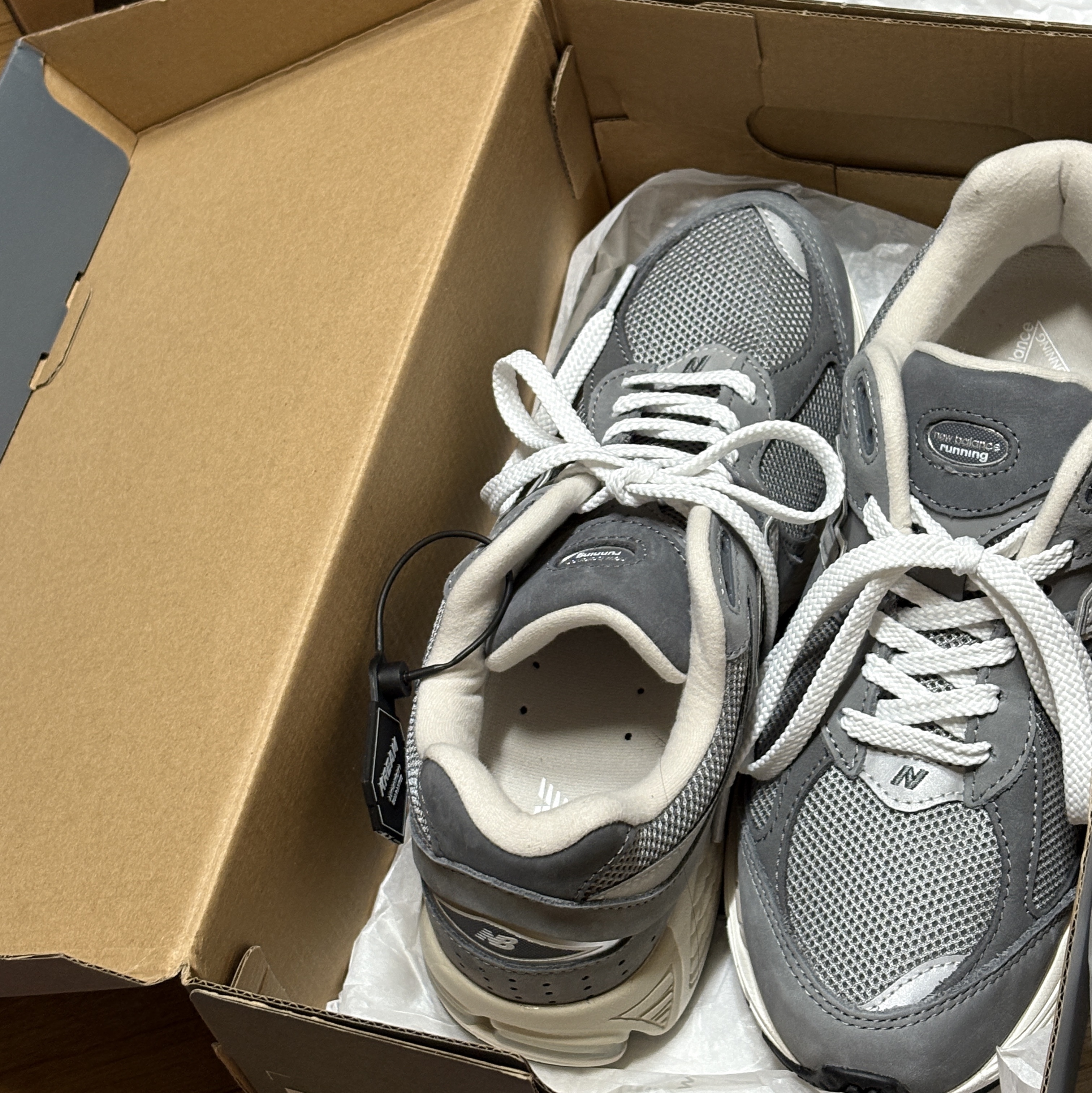 New Balance 2002R Premium Vintage Grey 착용 스타일
