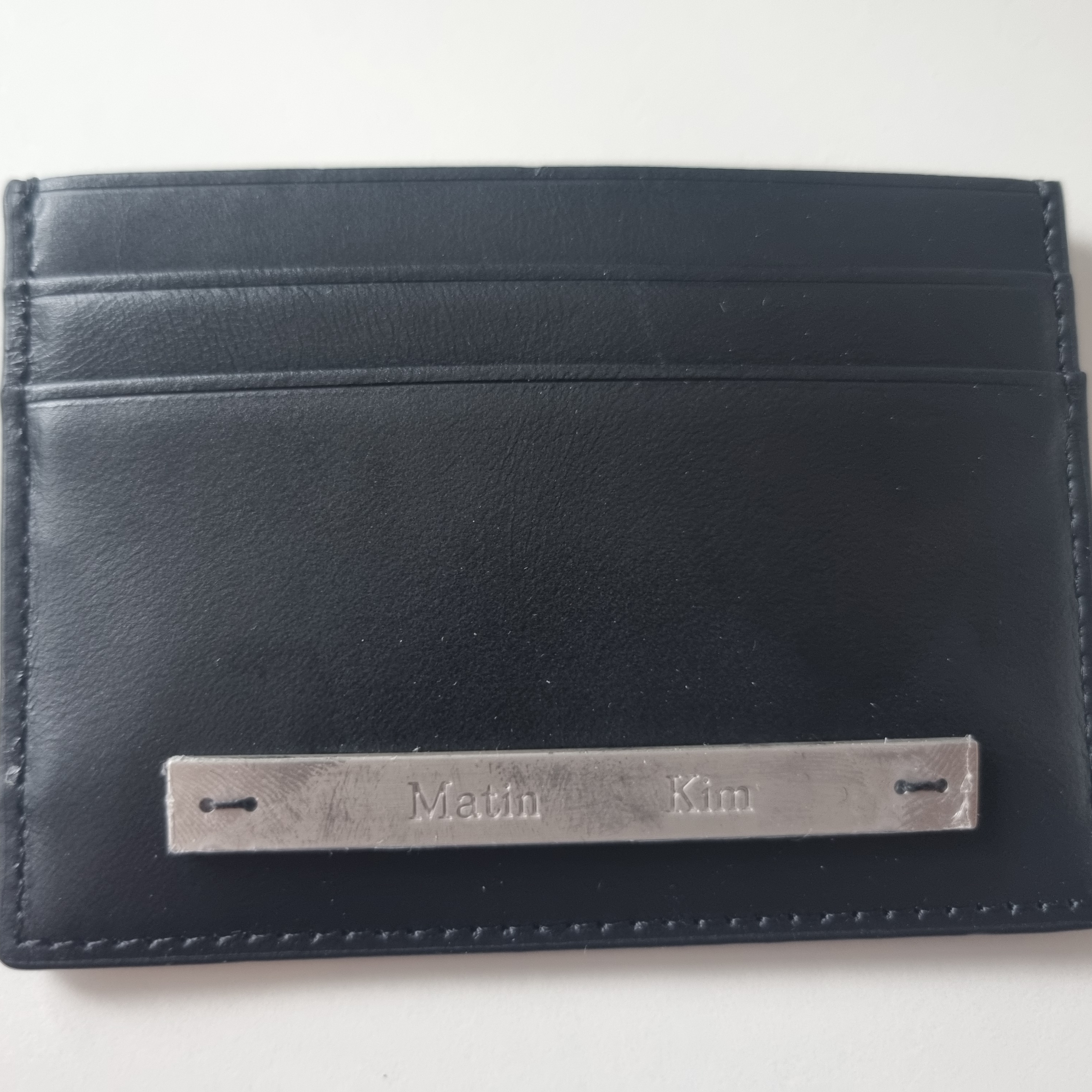 Matin Kim Vintage Card Wallet Black 착용 스타일 - 1