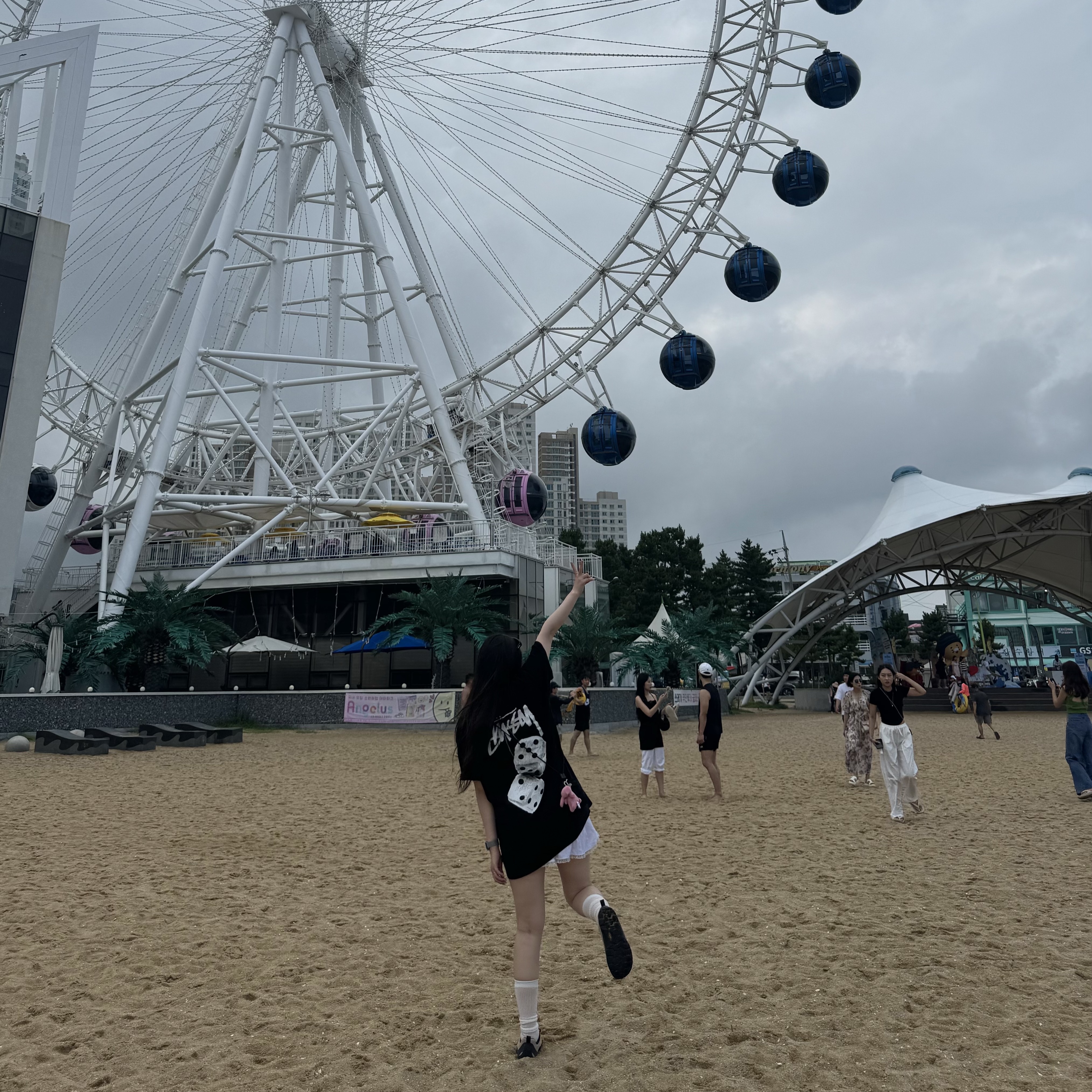 Stussy Fuzzy Dice T-Shirt Black, COS Mini Crossbody Pouch Nylon Black 착용 스타일