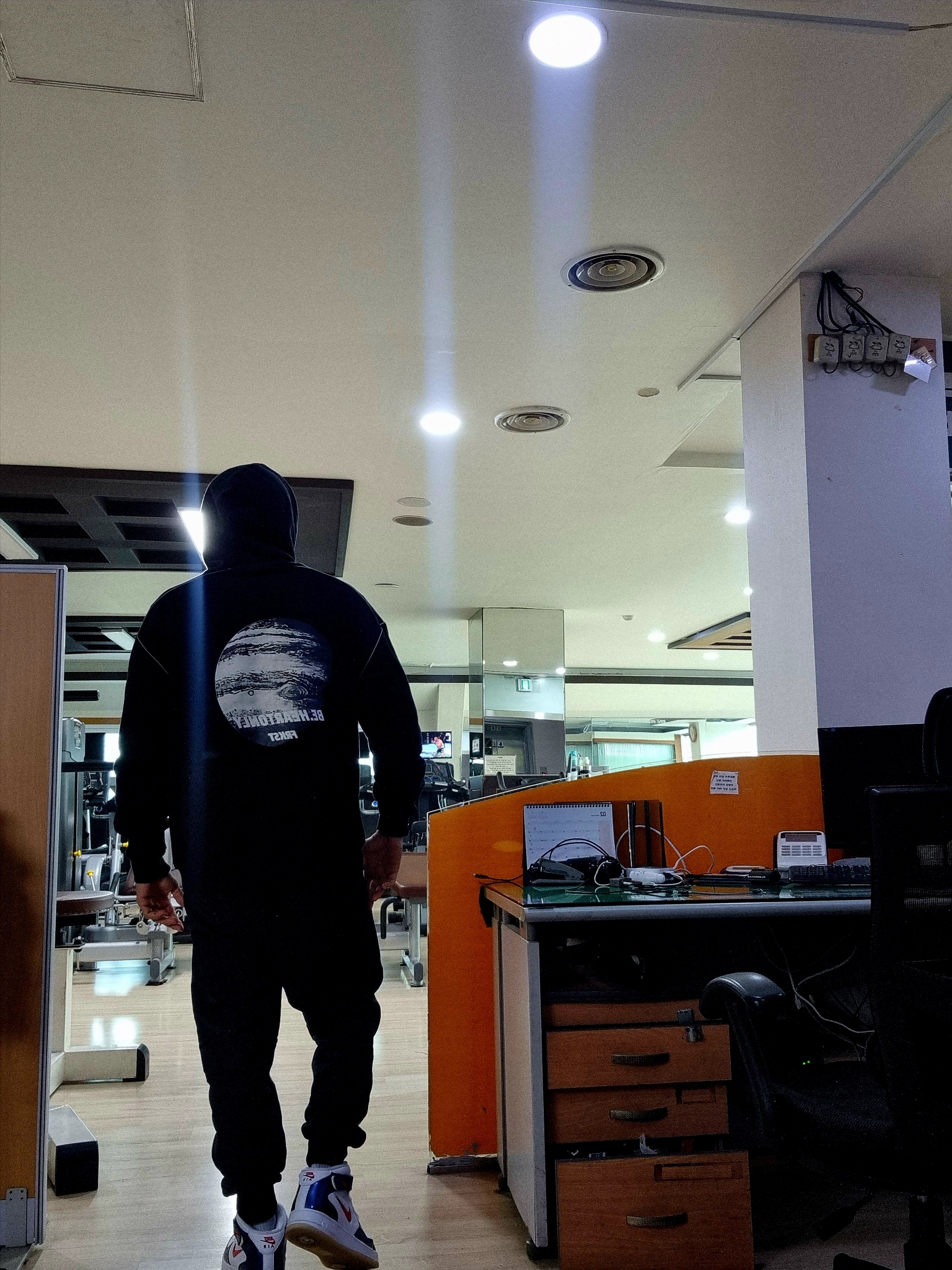 Nike Air Force 1 Mid QS University Red and Midnight Navy 착용 스타일 - 2