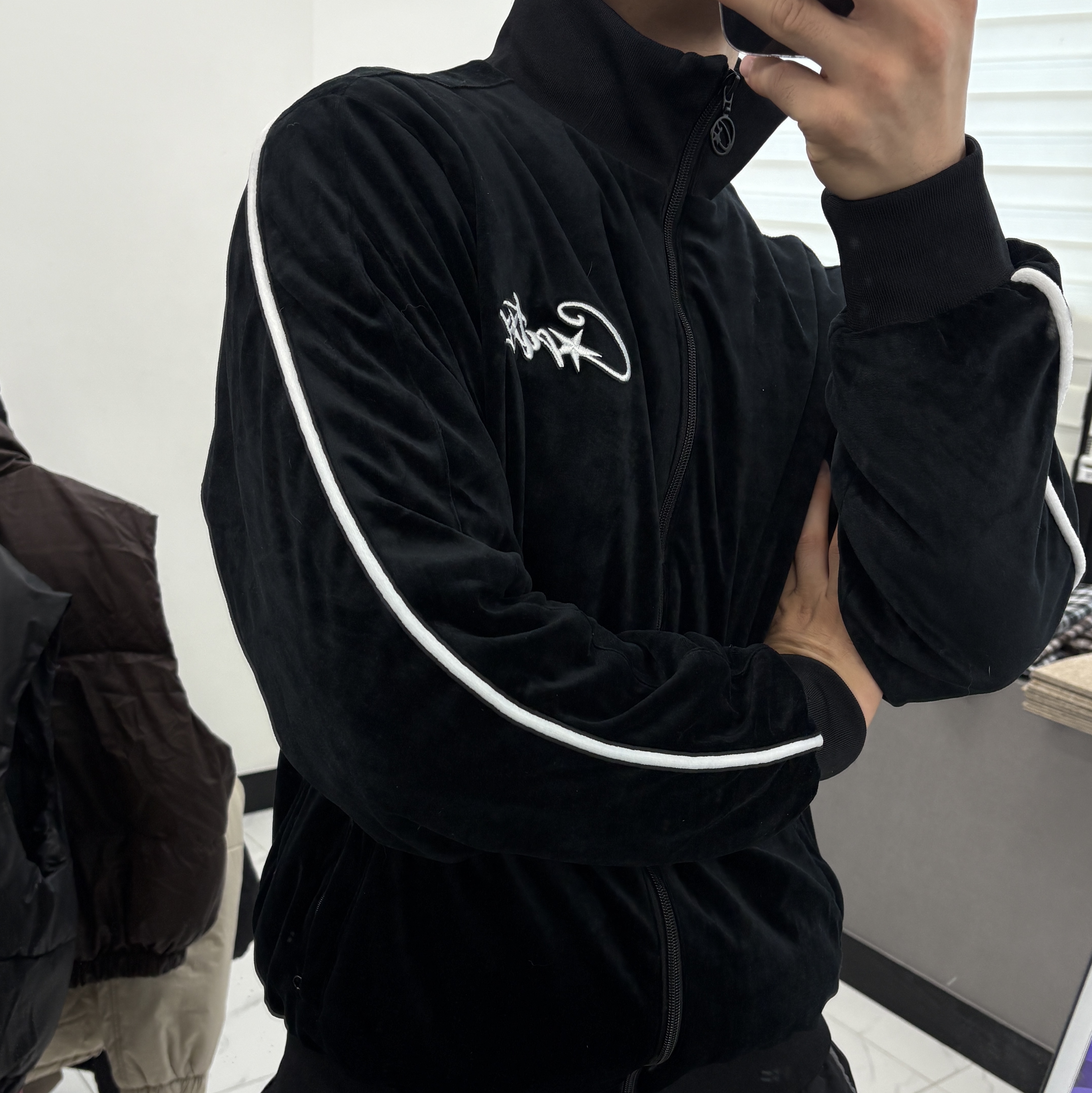 Corteiz VVS Velour Jacket Black 착용 스타일 - 2