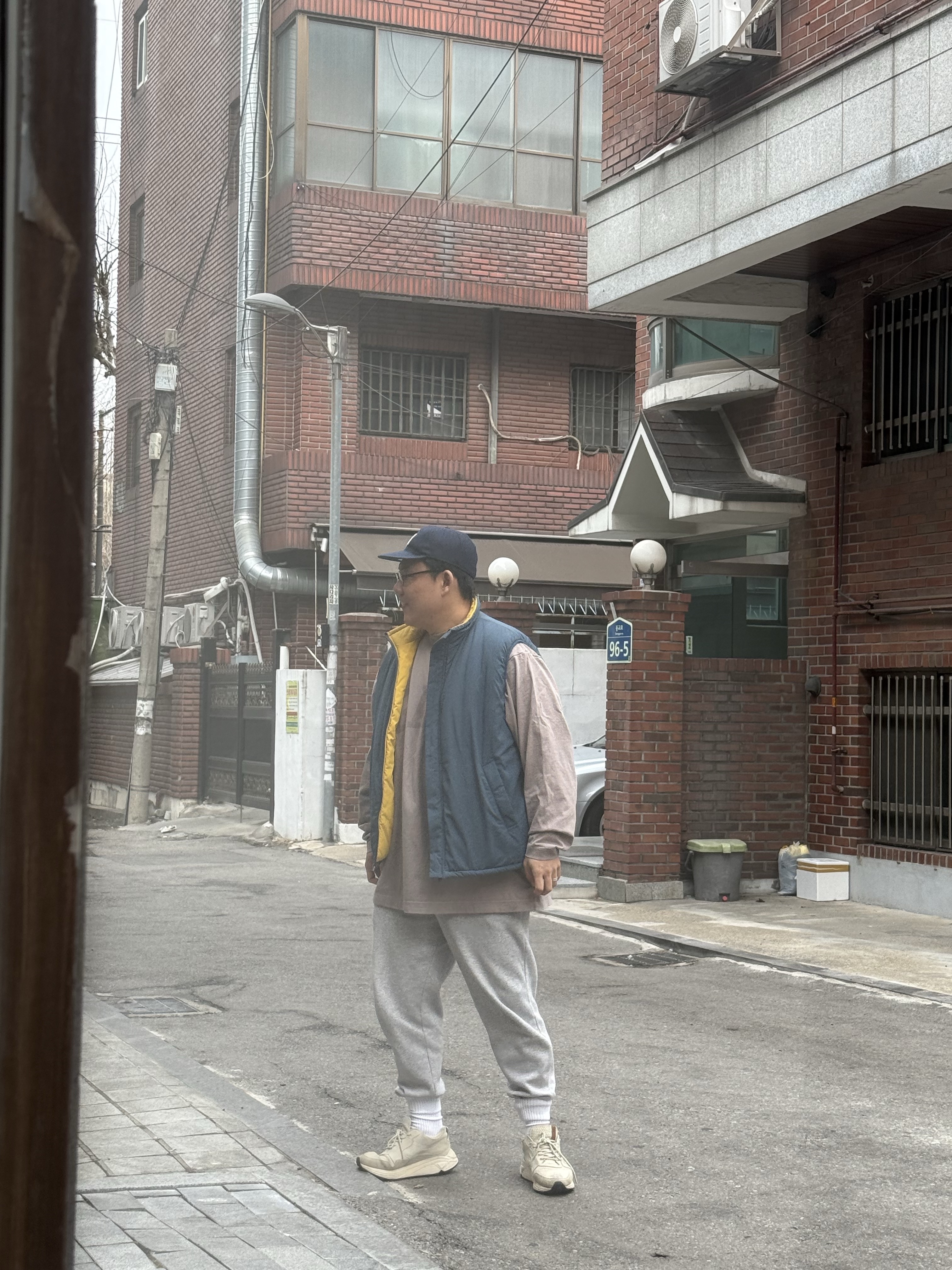 Yeezy Gap Engineered By Balenciaga Dove Long Sleeve T-Shirt Beige 착용 스타일 - 2