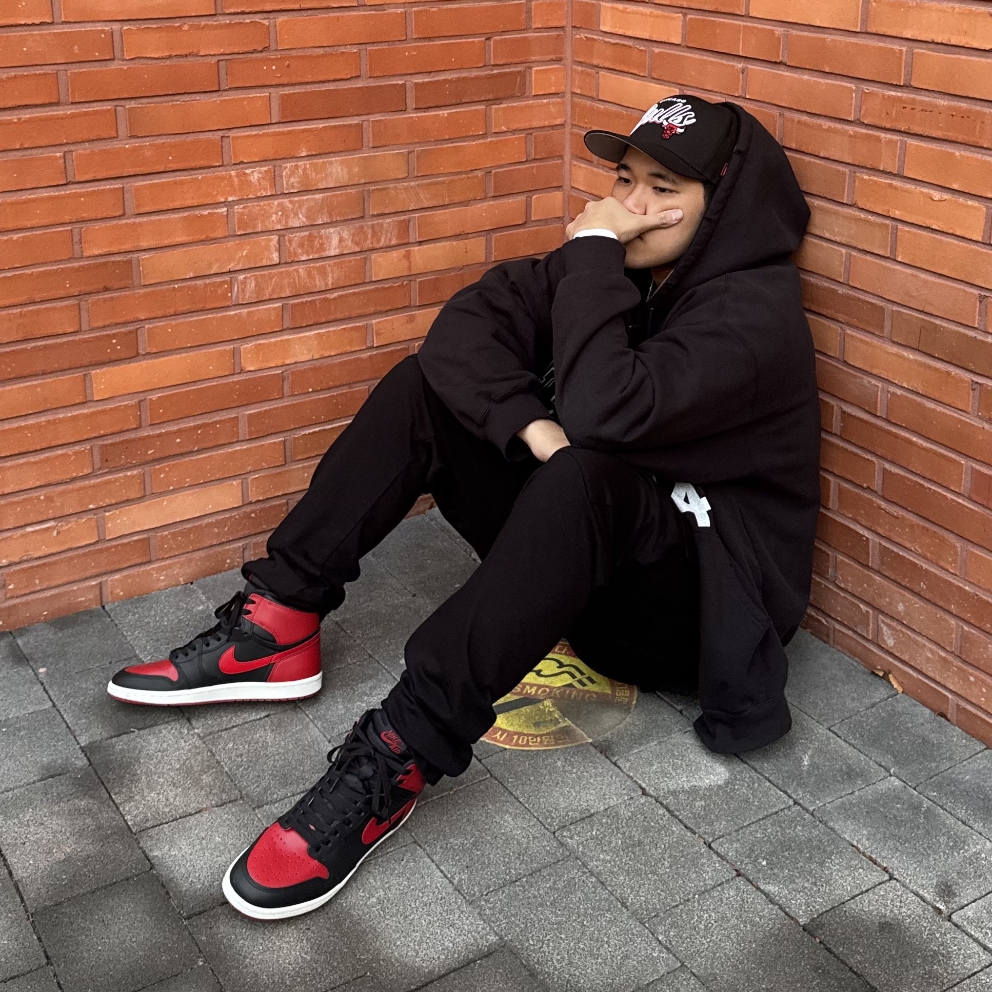 조던 1 하이 85 브레드, 슈프림 x MM6 메종 마르지엘라 집업 후드 스웨트셔츠 블랙 - 24SS 착용 스타일 - 1