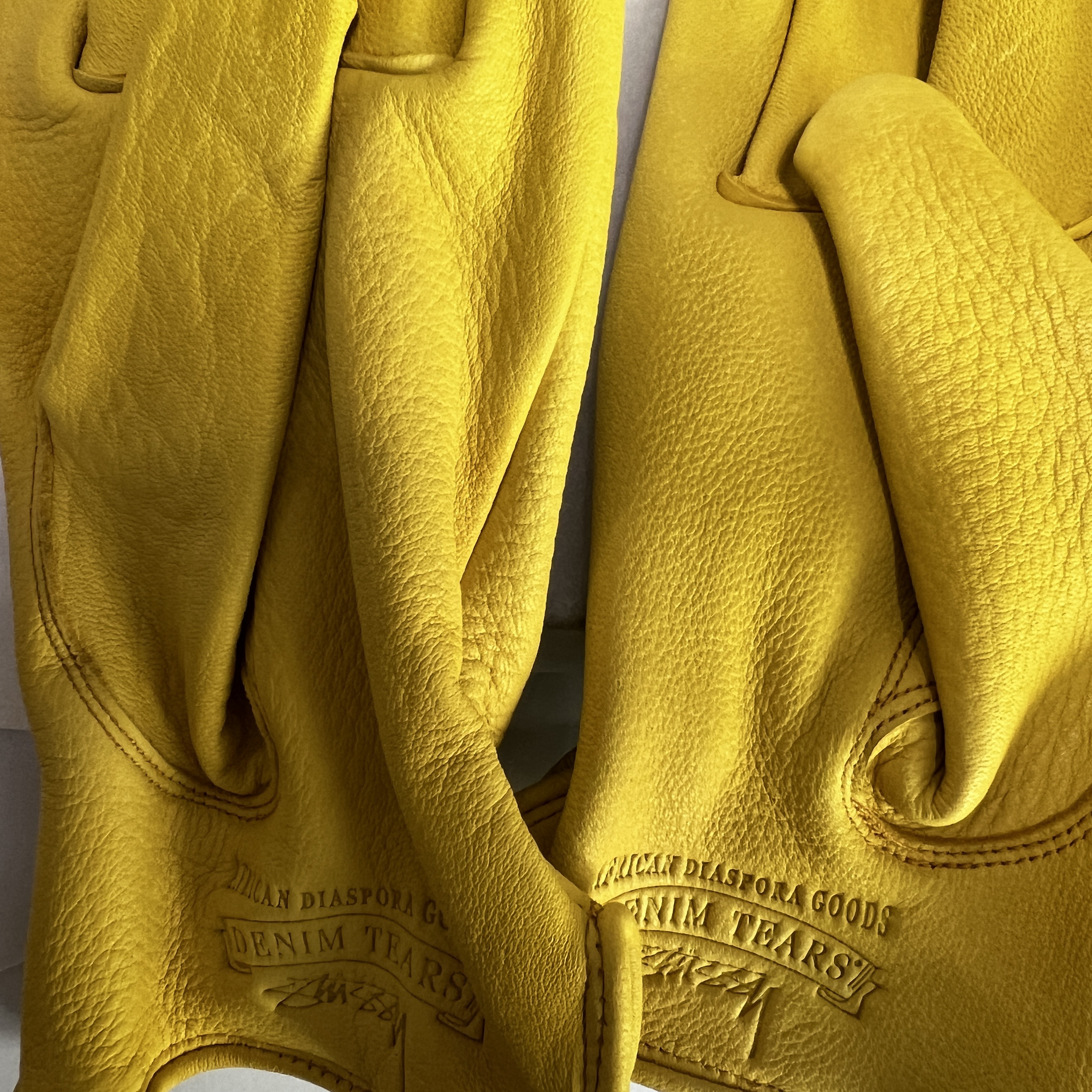 Stussy x Denim Tears Leather Gloves Yellow 착용 스타일 - 4