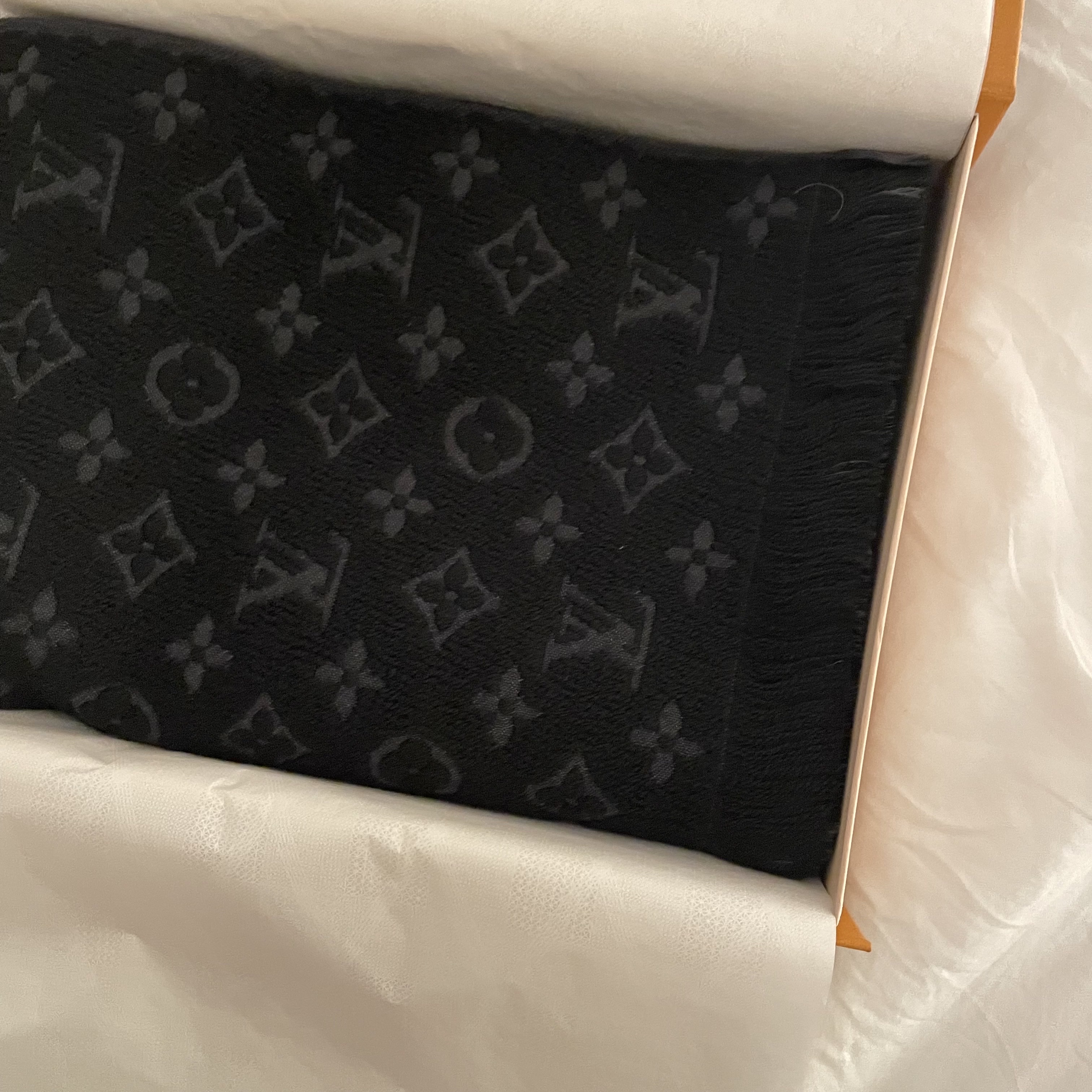 Louis Vuitton Monogram Classic Muffler Black 착용 스타일
