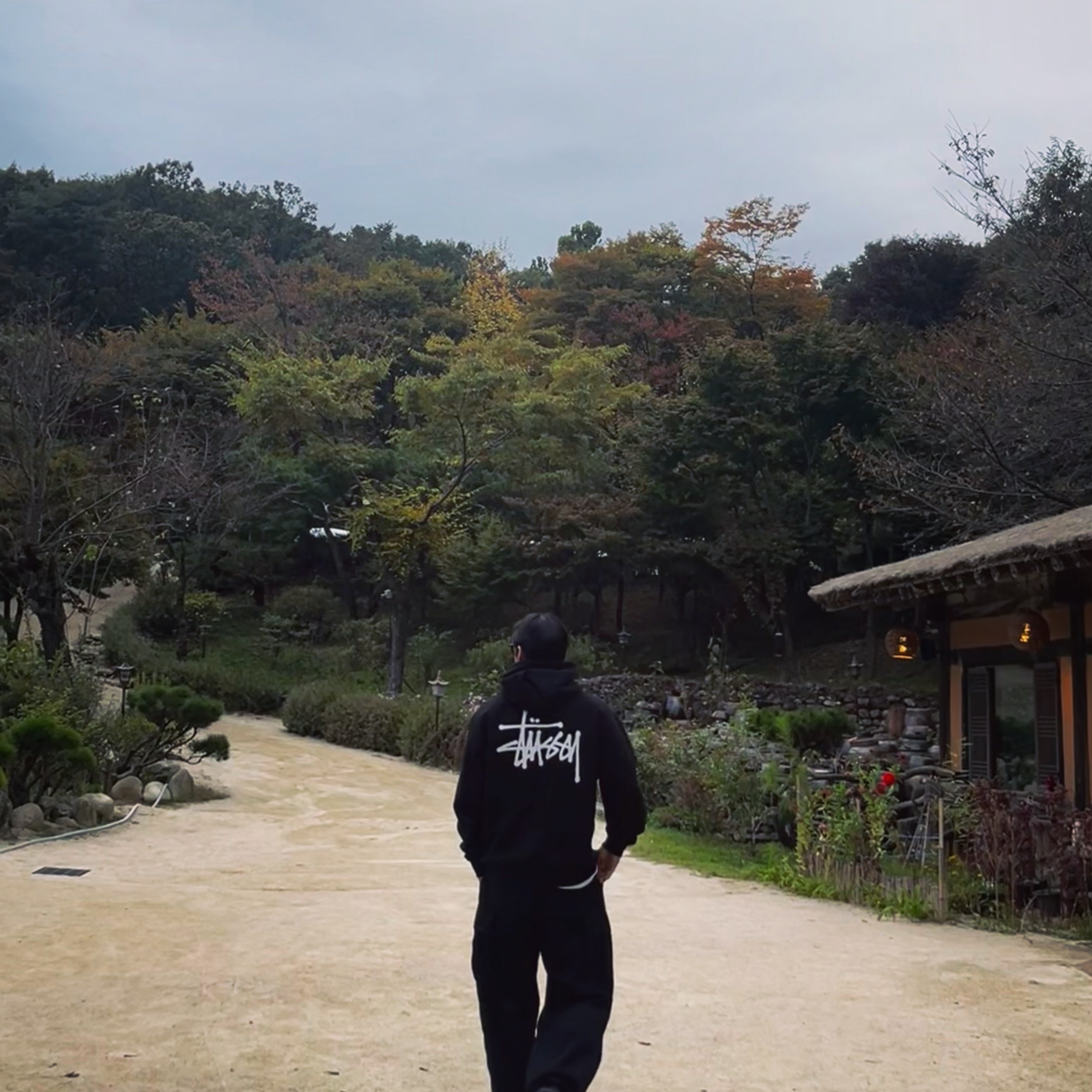 Stussy Basic Stussy Hoodie Black, Hoka Bondi 8 Black - Wide 착용 스타일