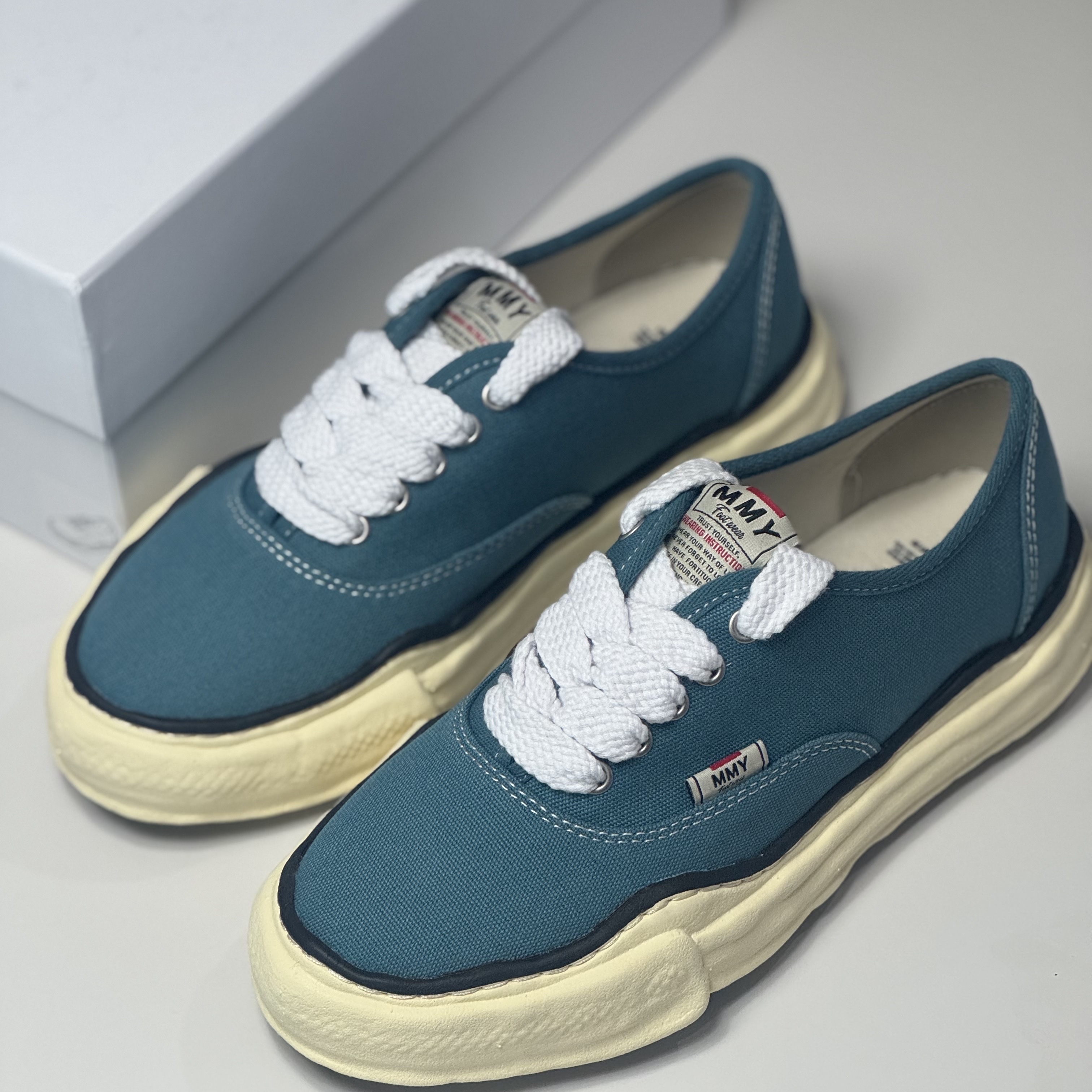 Maison Mihara Yasuhiro Baker OG Sole OD Canvas Low-top Sneakers Blue 착용 스타일