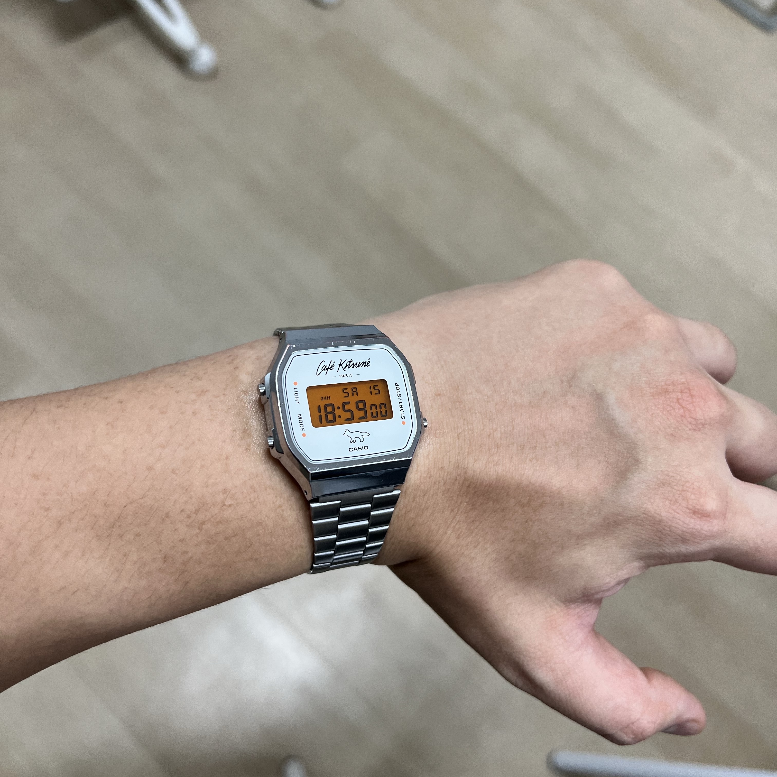 Casio x Maison Kitsune Cafe A168WECK-7A 착용 스타일 - 1