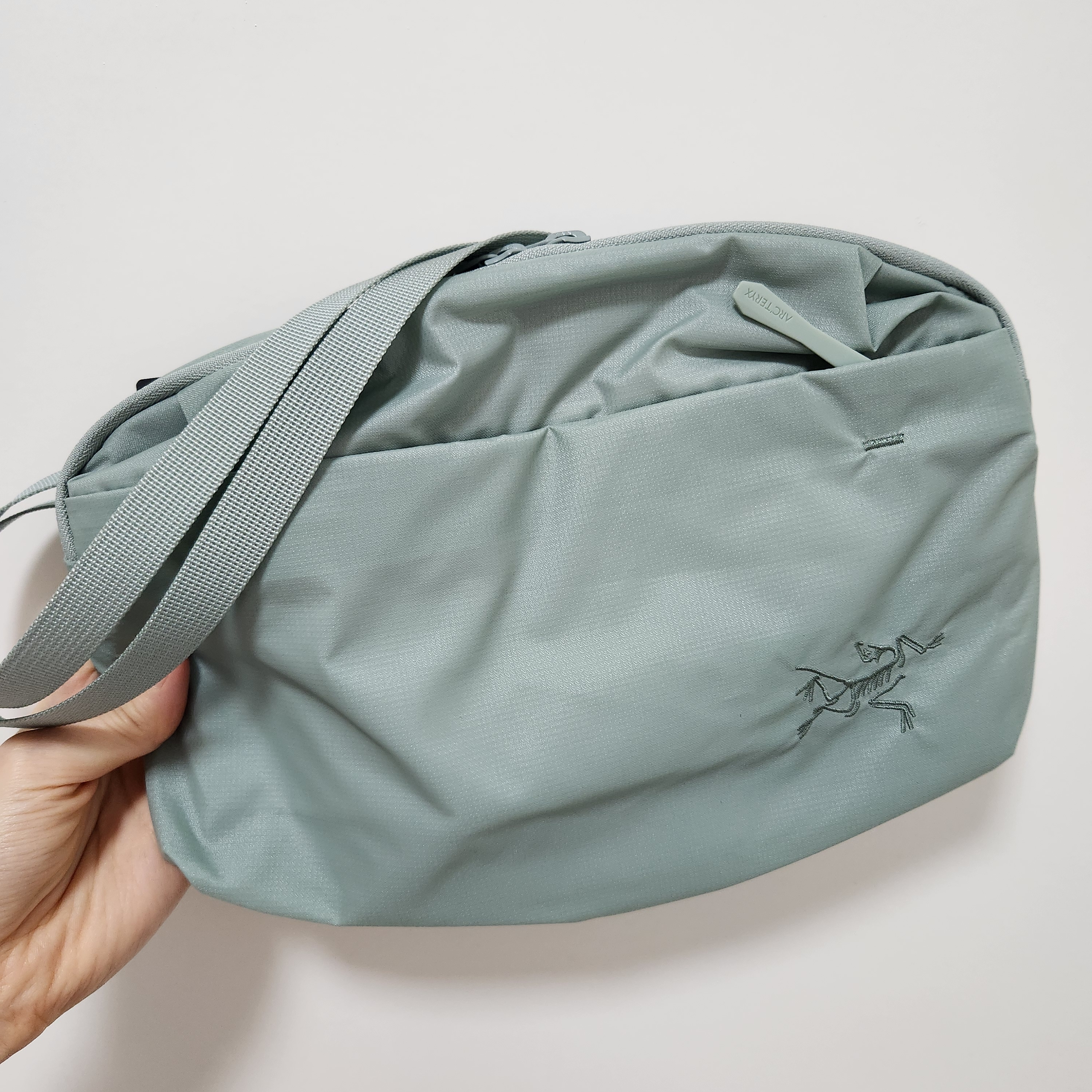 Arc'teryx Heliad Crossbody Bag Stone Green 착용 스타일