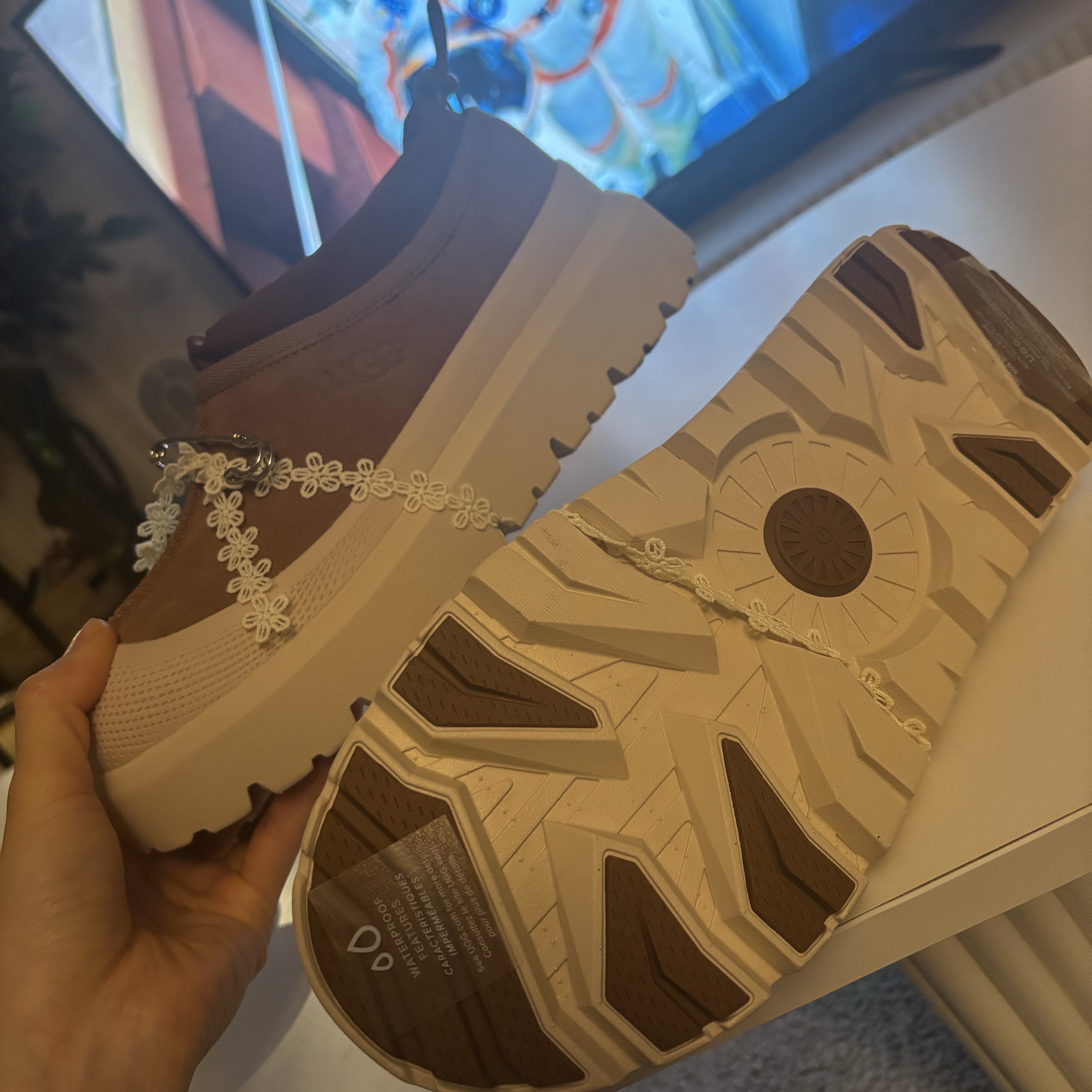 UGG Tasman Weather Hybrid Chestnut Whitecap 착용 스타일 - 2