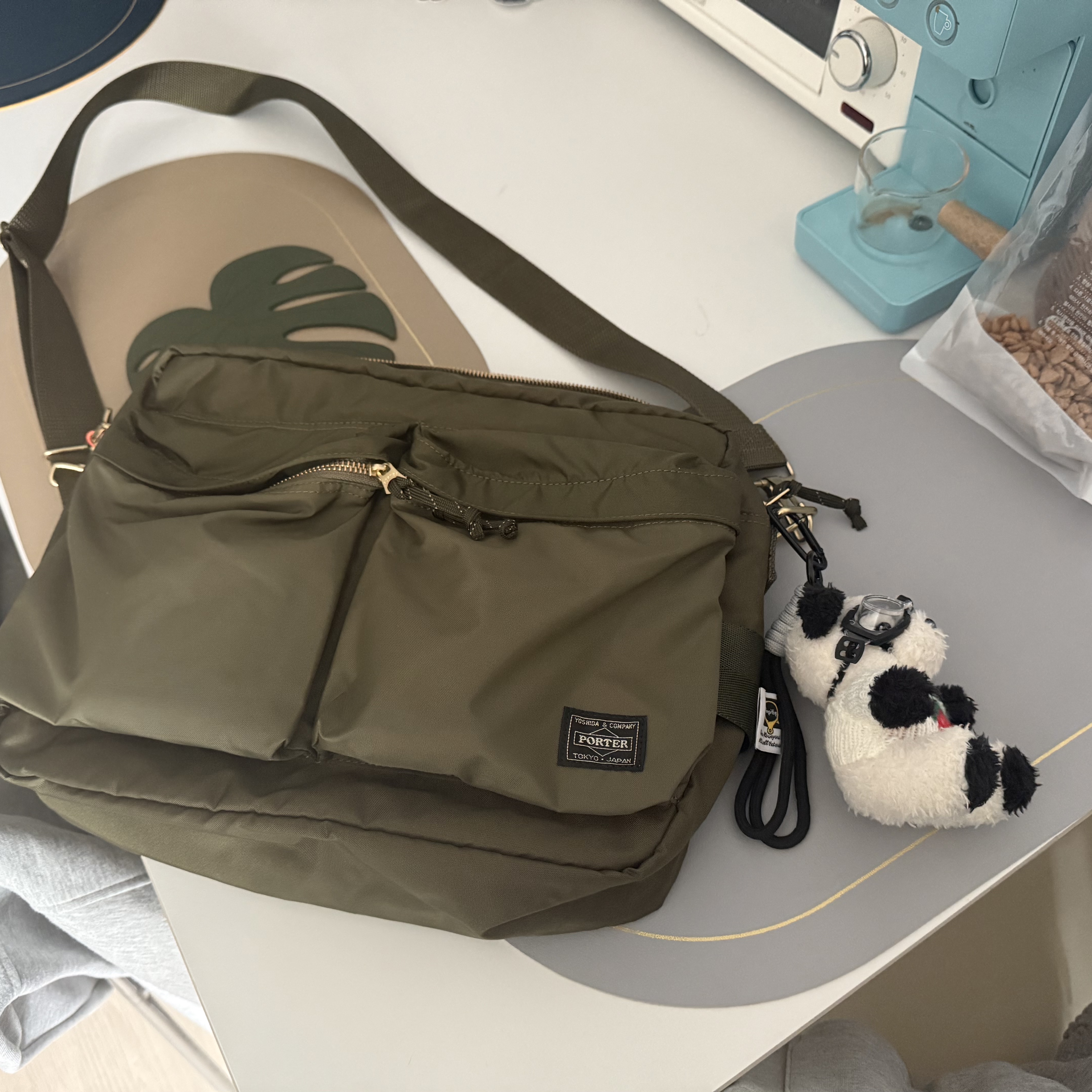 Porter Force Shoulder Bag Khaki 착용 스타일