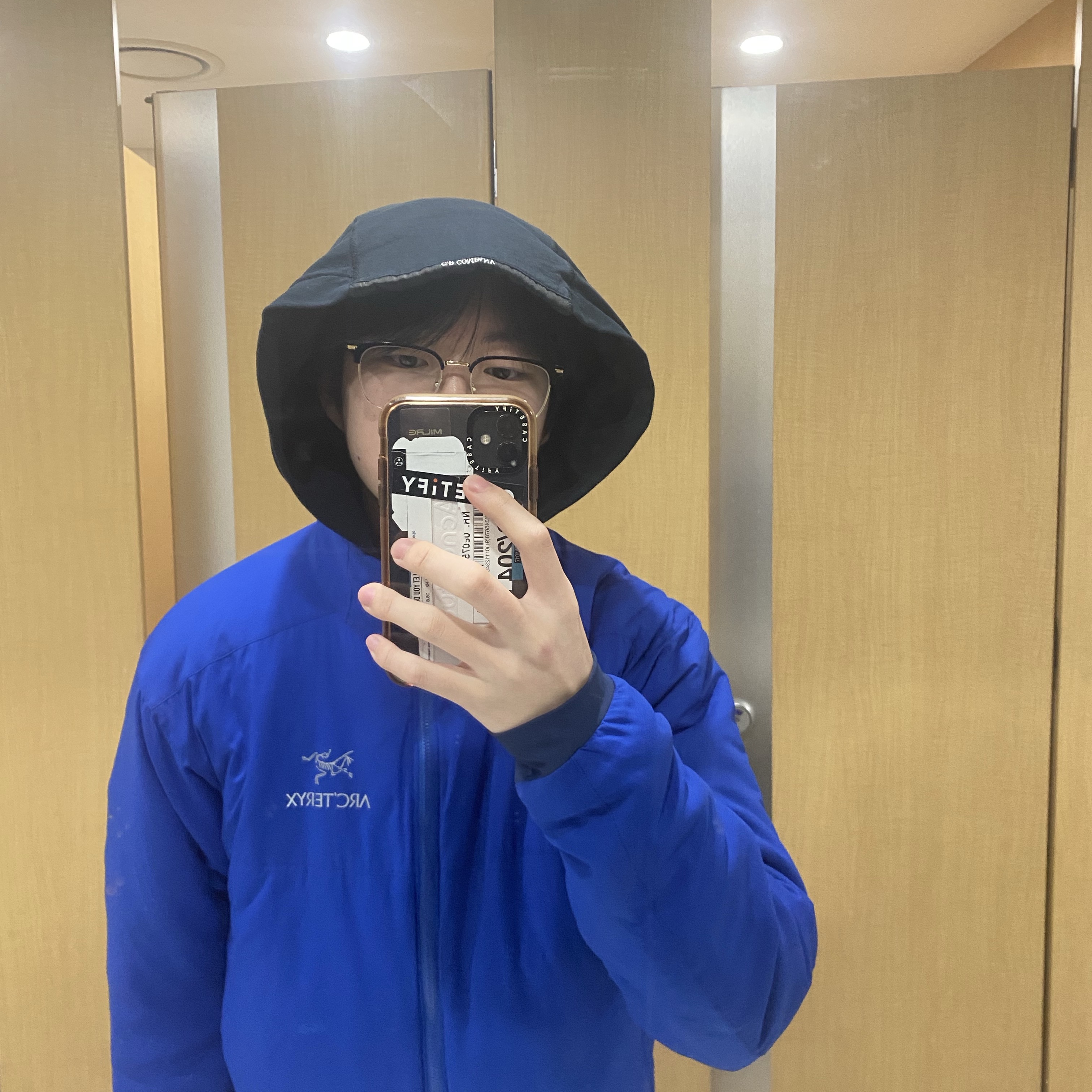 Arc'teryx Atom Hoody Vitality, C.P. Company Light Fleece Full Zip Hooded Sweatshirt Black - 25SS 착용 스타일 - 1