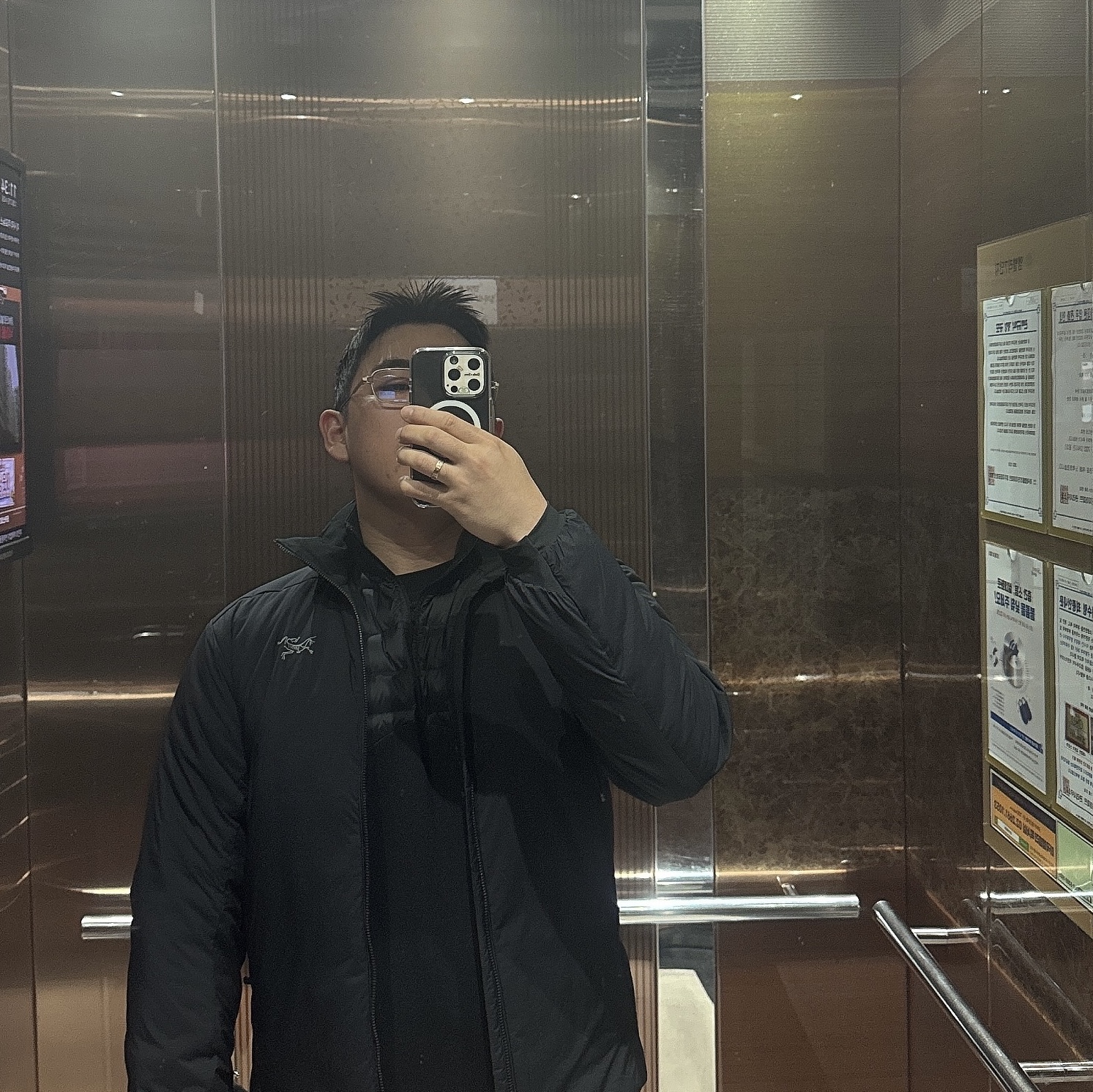 Arc'teryx Atom Jacket Black 착용 스타일