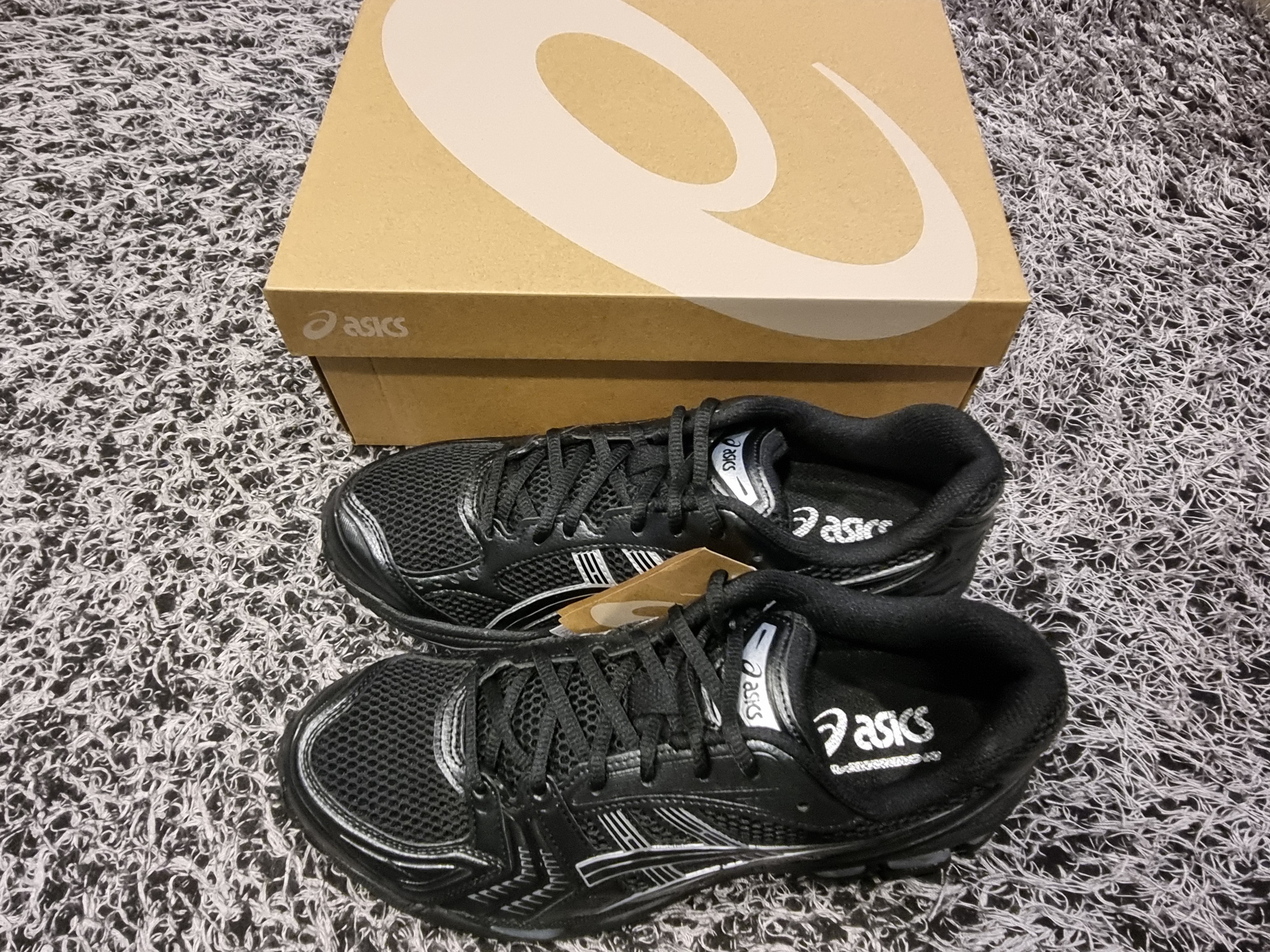 Asics Gel-Kayano 14 Black Pure Silver 착용 스타일 - 6