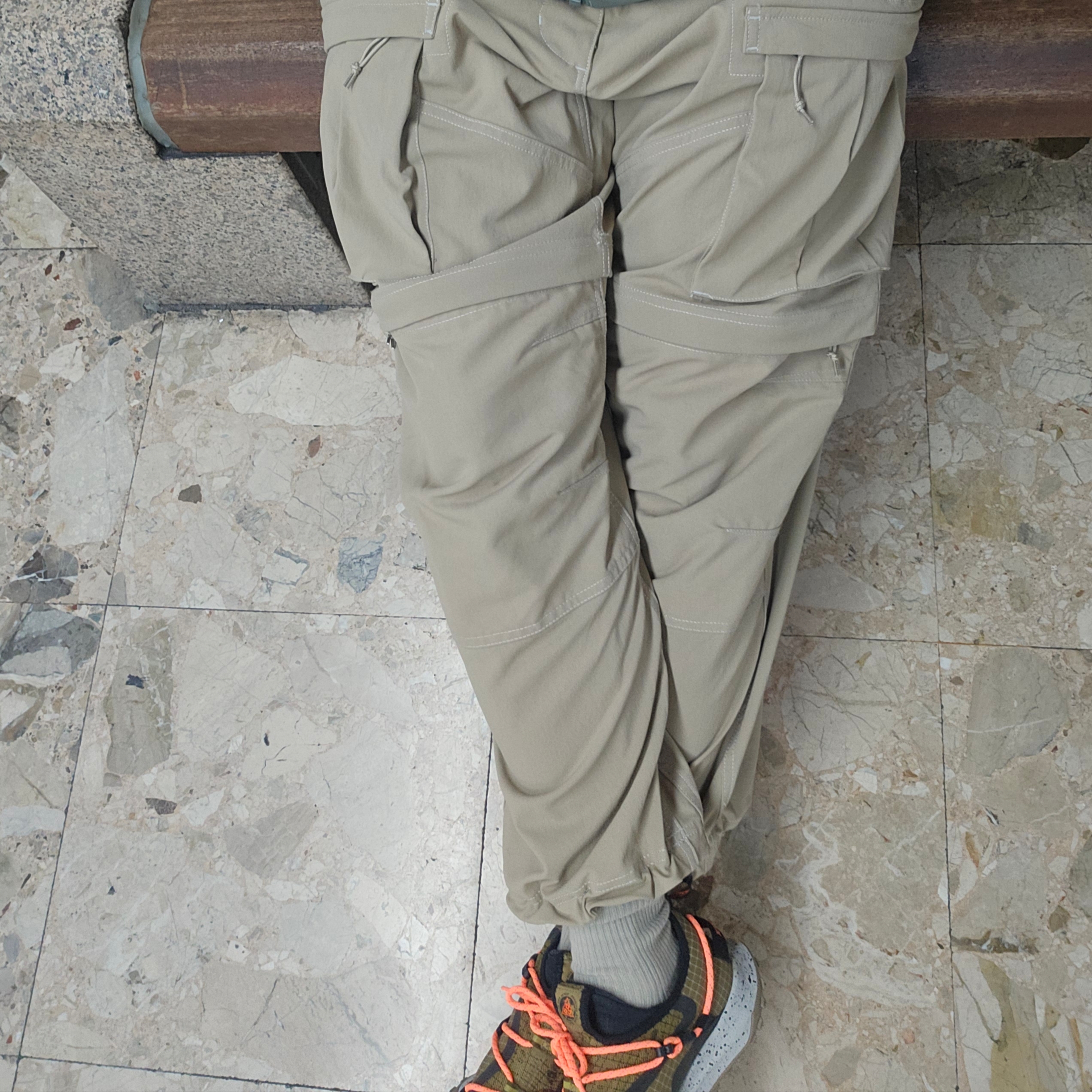 Nike ACG Smith Summit Cargo Pants Khaki Iron Ore - Asia, Nike ACG Mountain Fly Low Gore-Tex SE Hazel Rush 착용 스타일 - 7