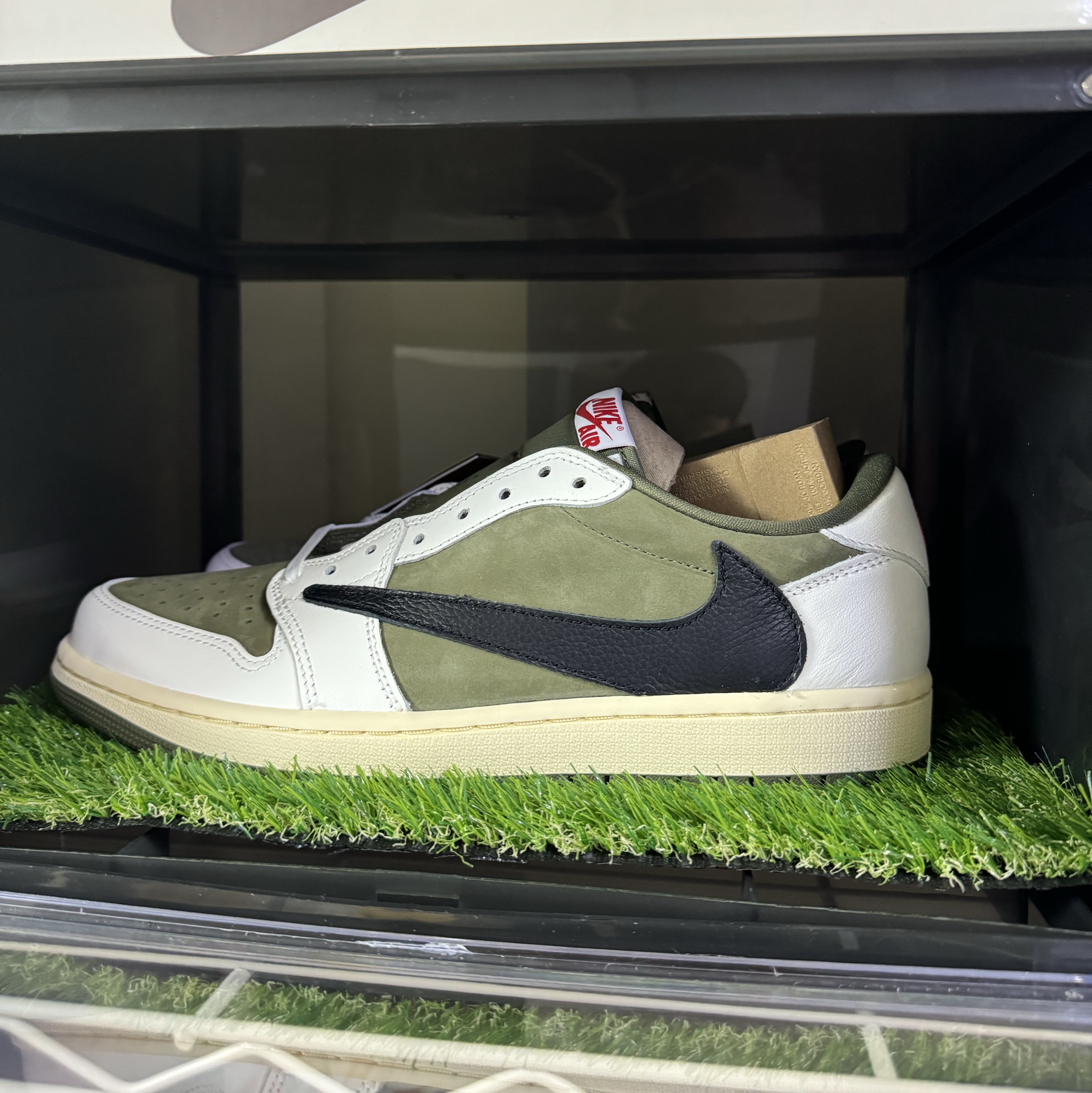 Jordan 1 x Travis Scott Retro Low OG SP Reverse Olive 착용 스타일