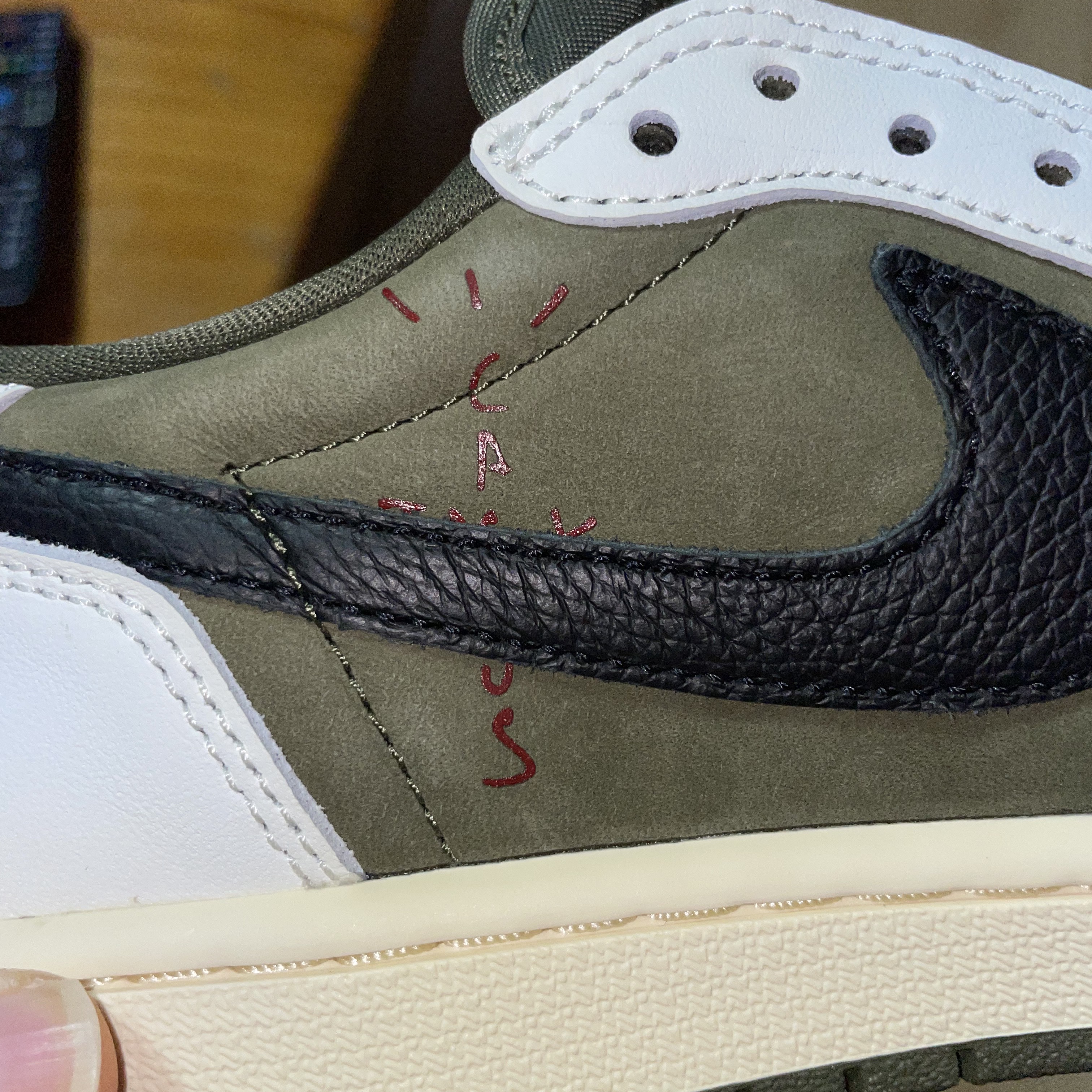Jordan 1 x Travis Scott Retro Low OG SP Reverse Olive 착용 스타일 - 2