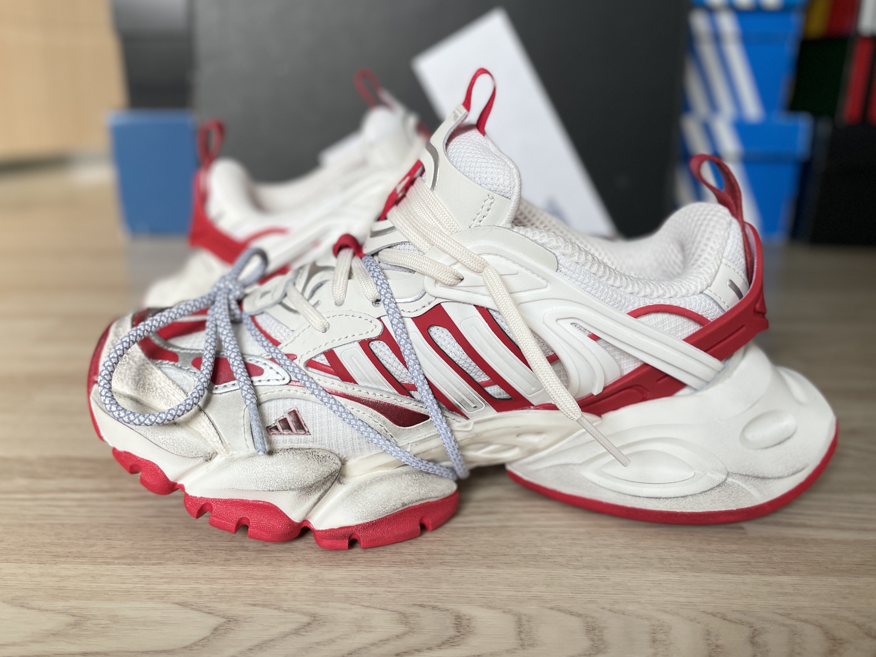 Adidas Vento XLG Deluxe Sneakers White Red 착용 스타일 - 1