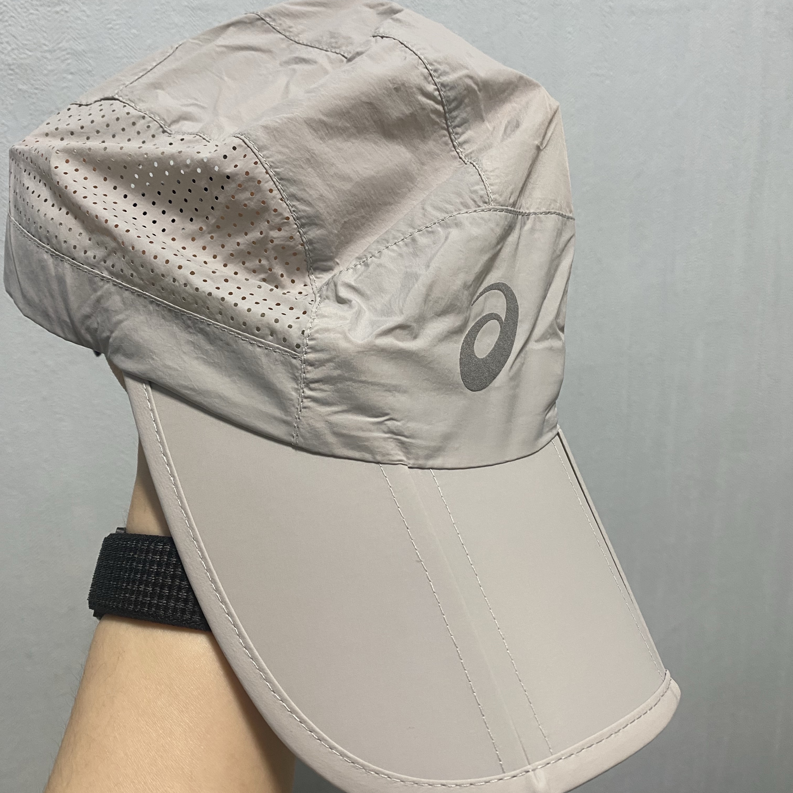 Asics Light Weight Cap Glacier Grey 착용 스타일