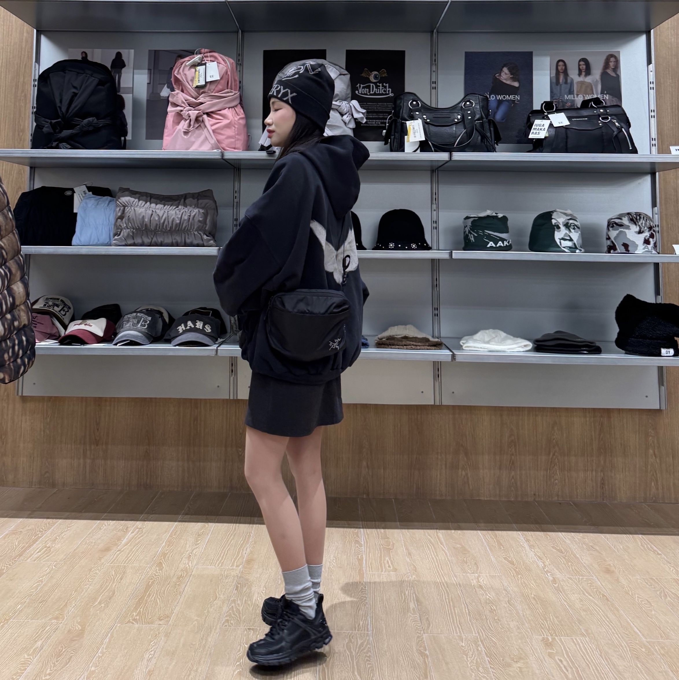 Yeezy Gap Engineered By Balenciaga Dove Hoodie Washed Black, Arc'teryx Heliad 6 Crossbody Bag Black 착용 스타일 - 3