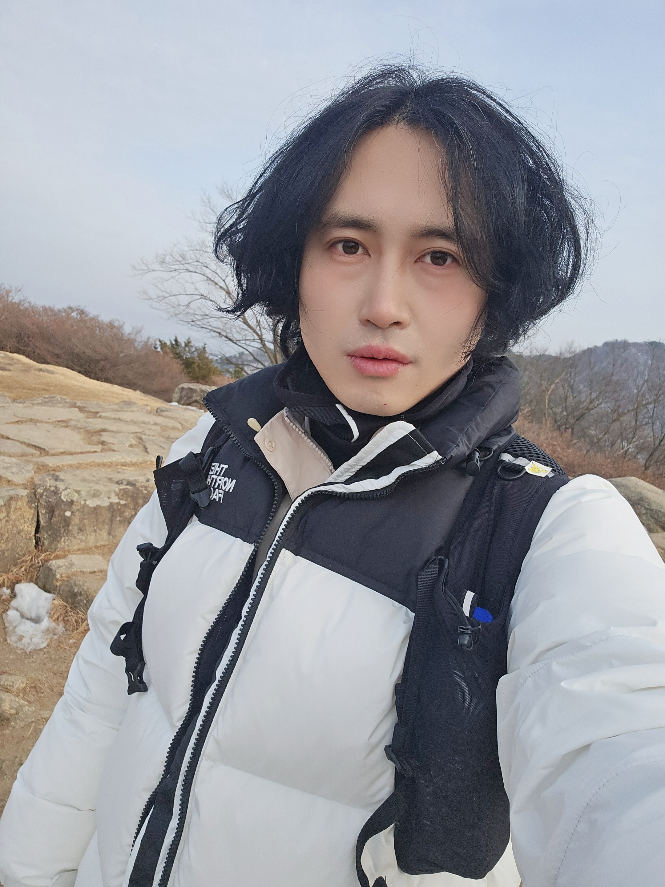 노스페이스 화이트 라벨 노벨티 눕시 다운 자켓 베이지 크림 착용 스타일 - 3