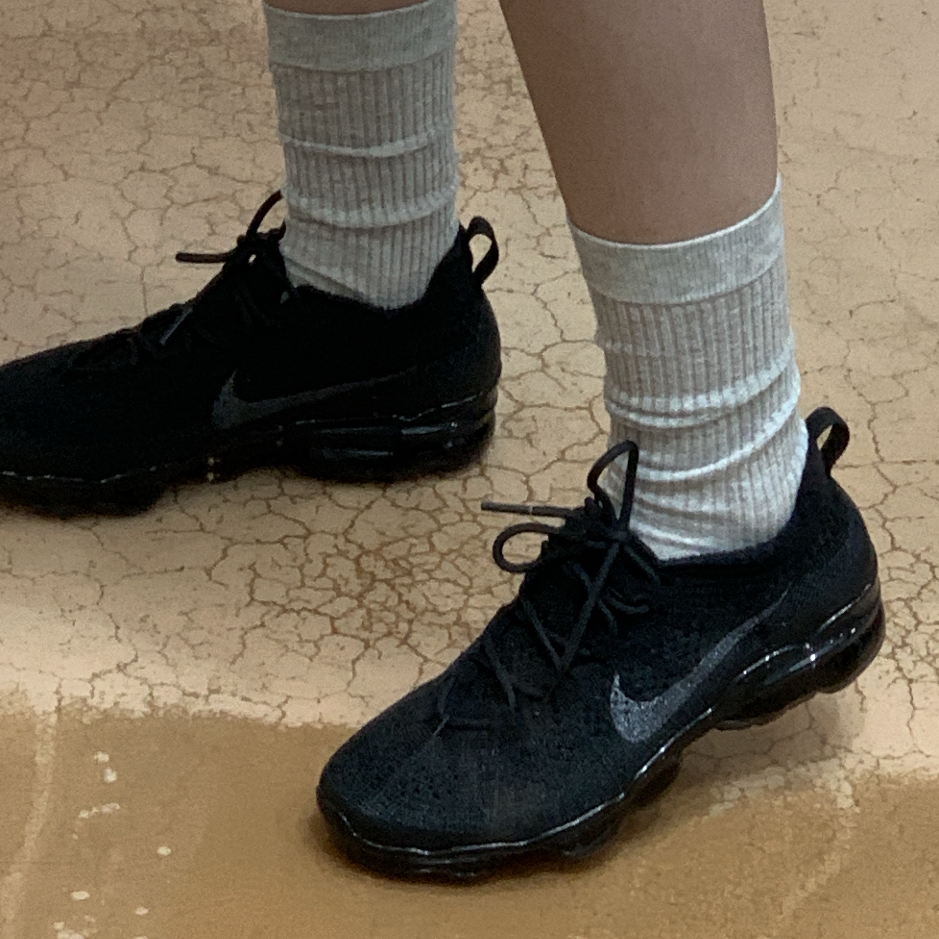 Nike Air VaporMax 2023 Flyknit Triple Black 착용 스타일 - 2