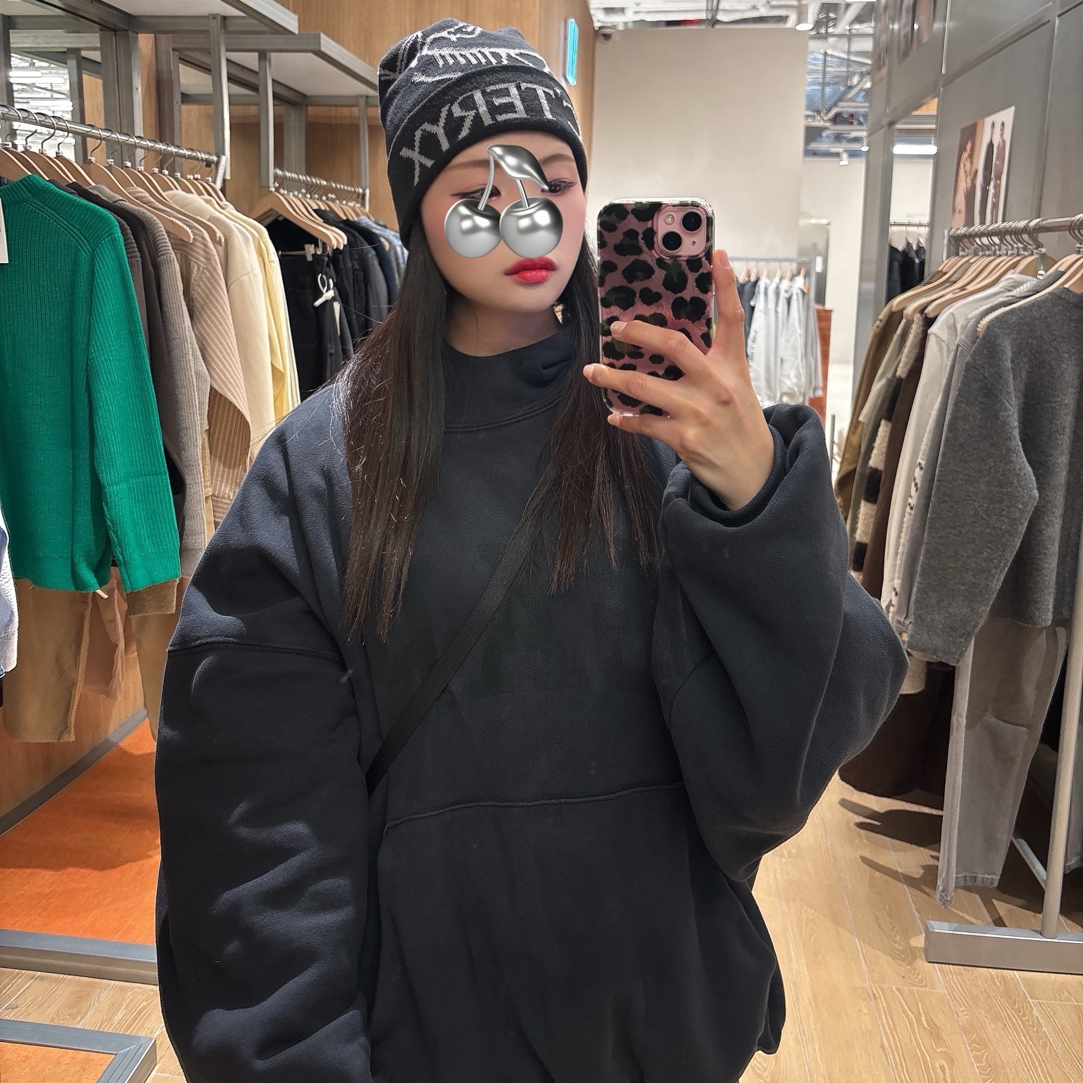 Yeezy Gap Engineered By Balenciaga Dove Hoodie Washed Black, Arc'teryx Heliad 6 Crossbody Bag Black 착용 스타일 - 4