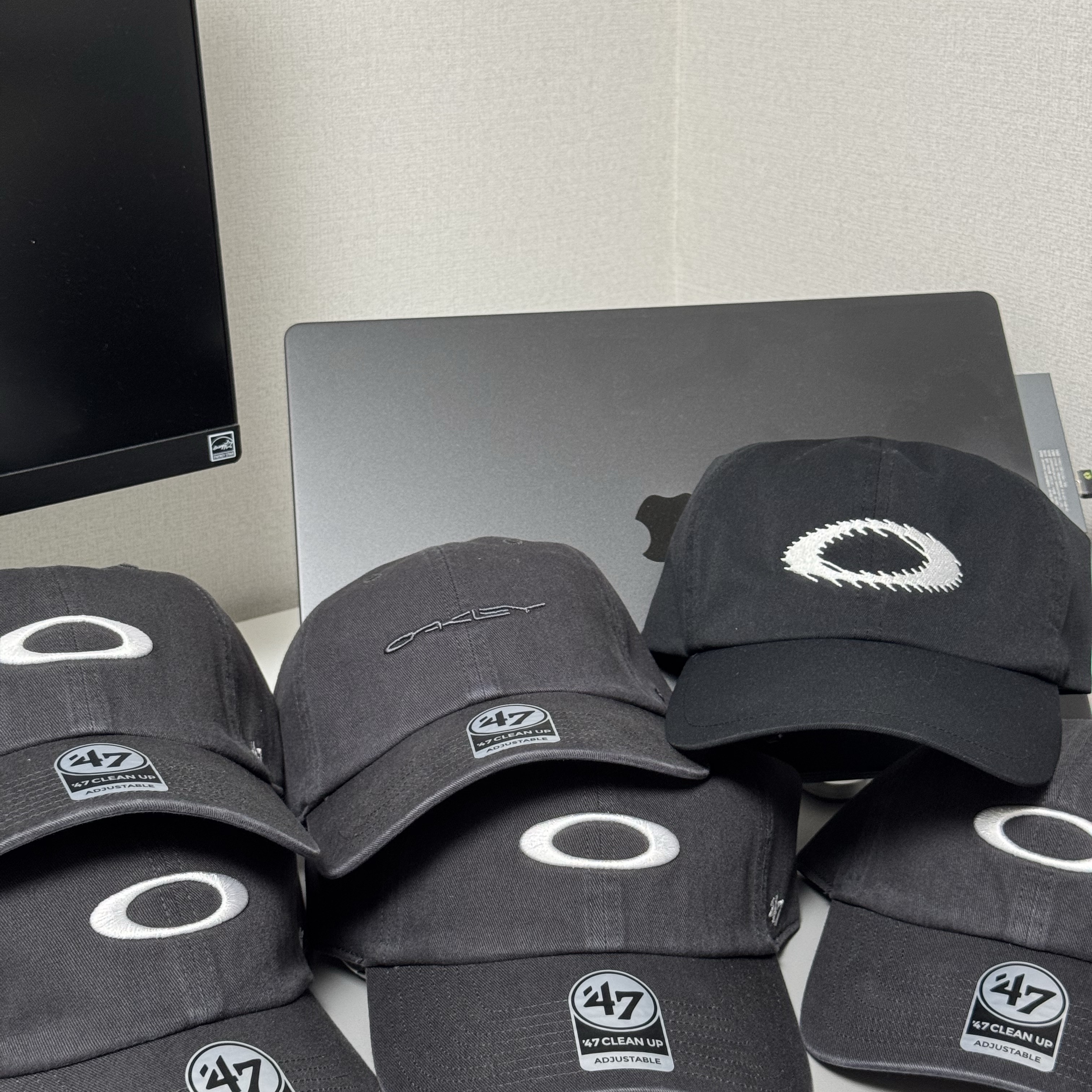 Oakley Remix Dad Hat Blackout, Oakley Soho Dad Cap Blackout 착용 스타일