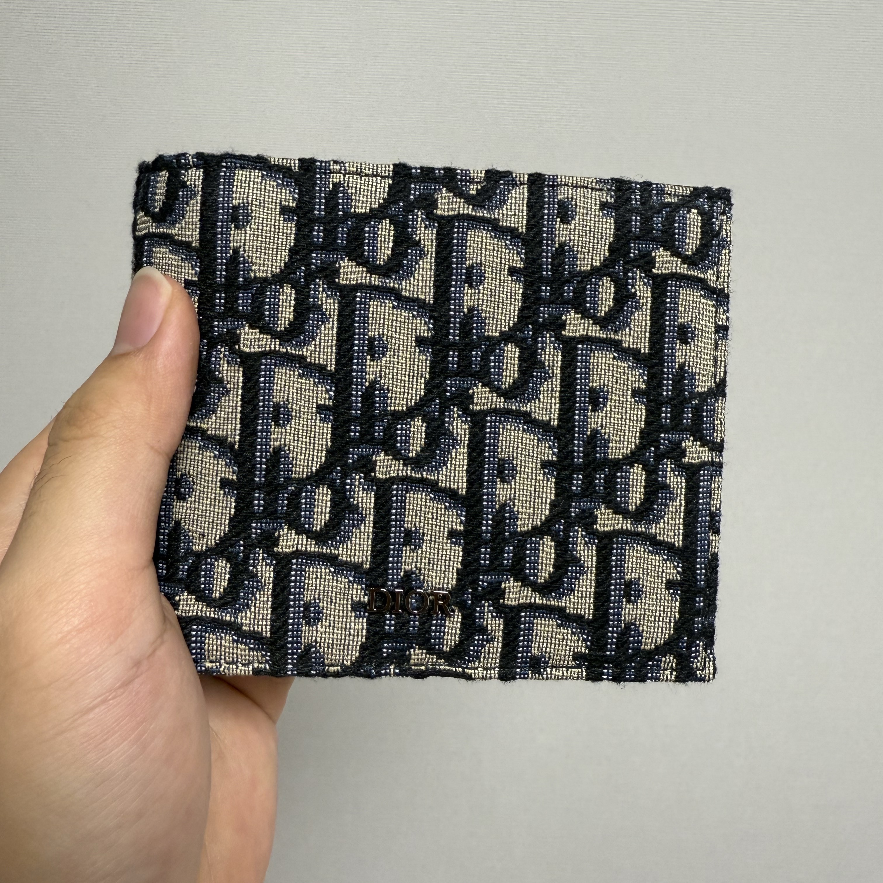 Dior Compact Wallet Beige & Black Dior Oblique Jacquard 착용 스타일