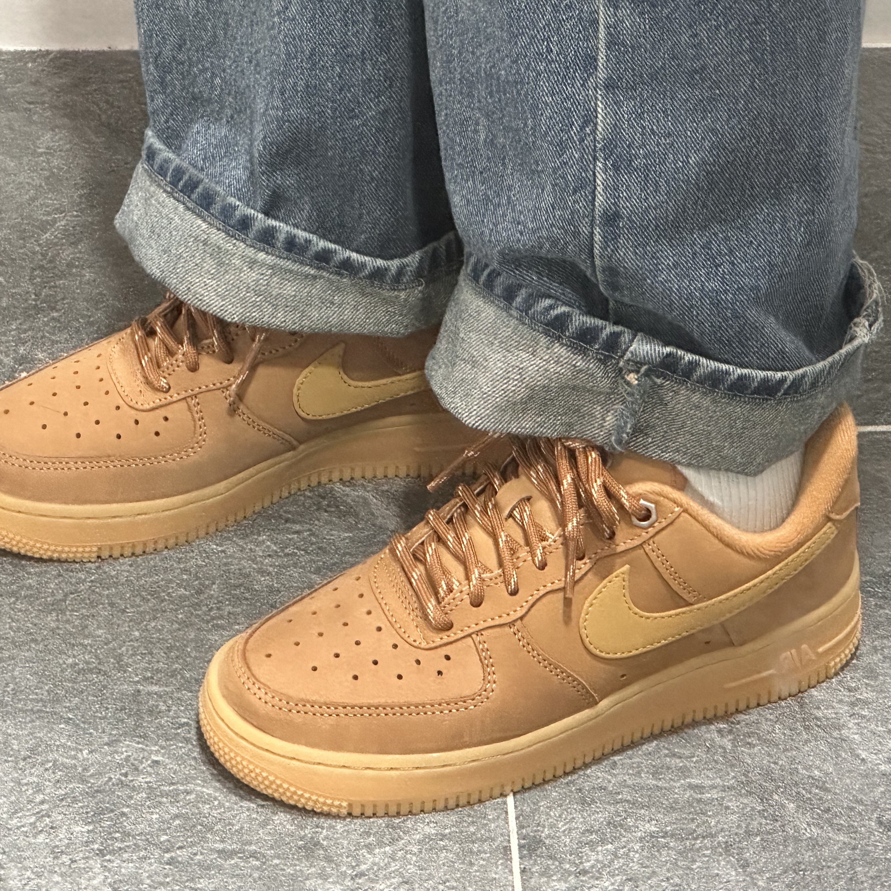 Nike Air Force 1 '07 WB Flax 착용 스타일