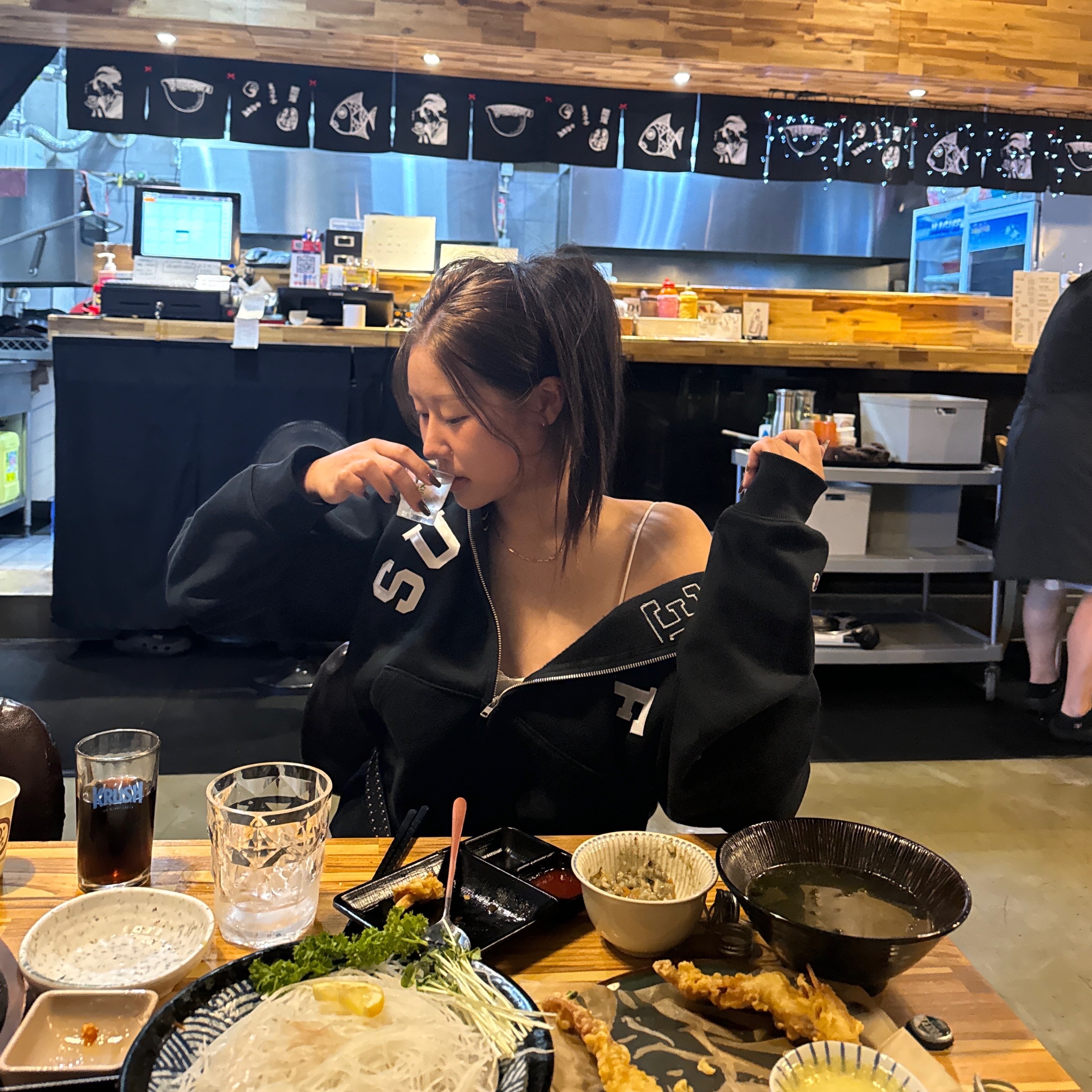 슈프림 x 챔피온 집업 후드 스웨트셔츠 블랙 - 24SS 착용 스타일 - 1