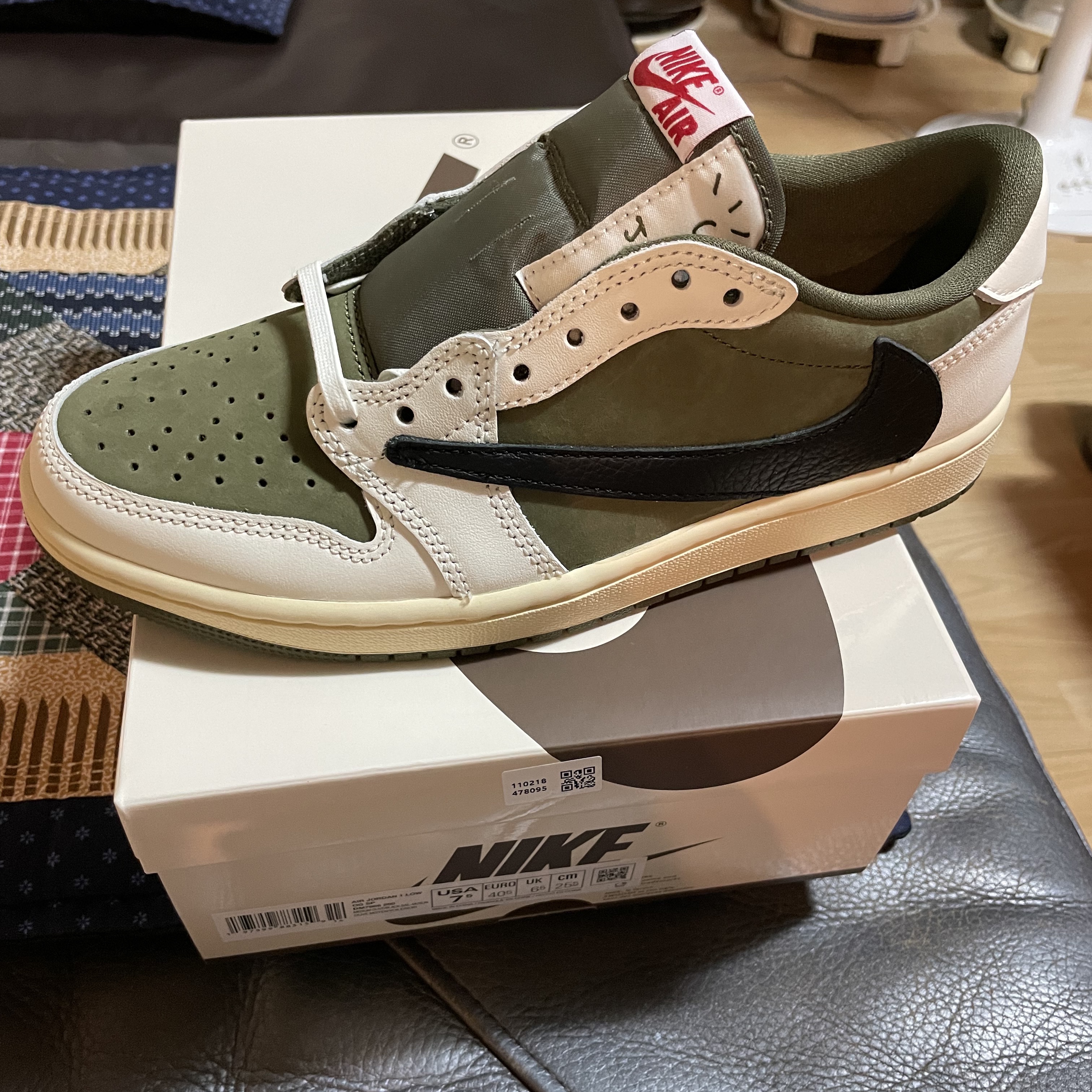 Jordan 1 x Travis Scott Retro Low OG SP Reverse Olive 착용 스타일 - 1