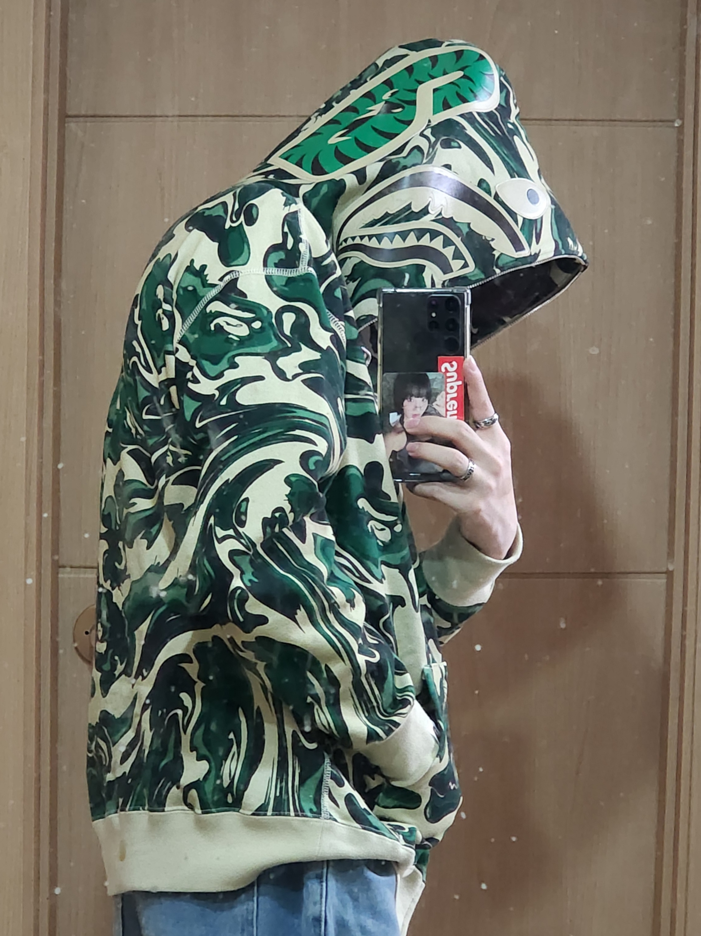 베이프 마블링 카모 샤크 릴렉스드 핏 풀 집 후드 그린, 베이프 에이프 메탈 헤드 키체인 브라운 착용 스타일 - 4