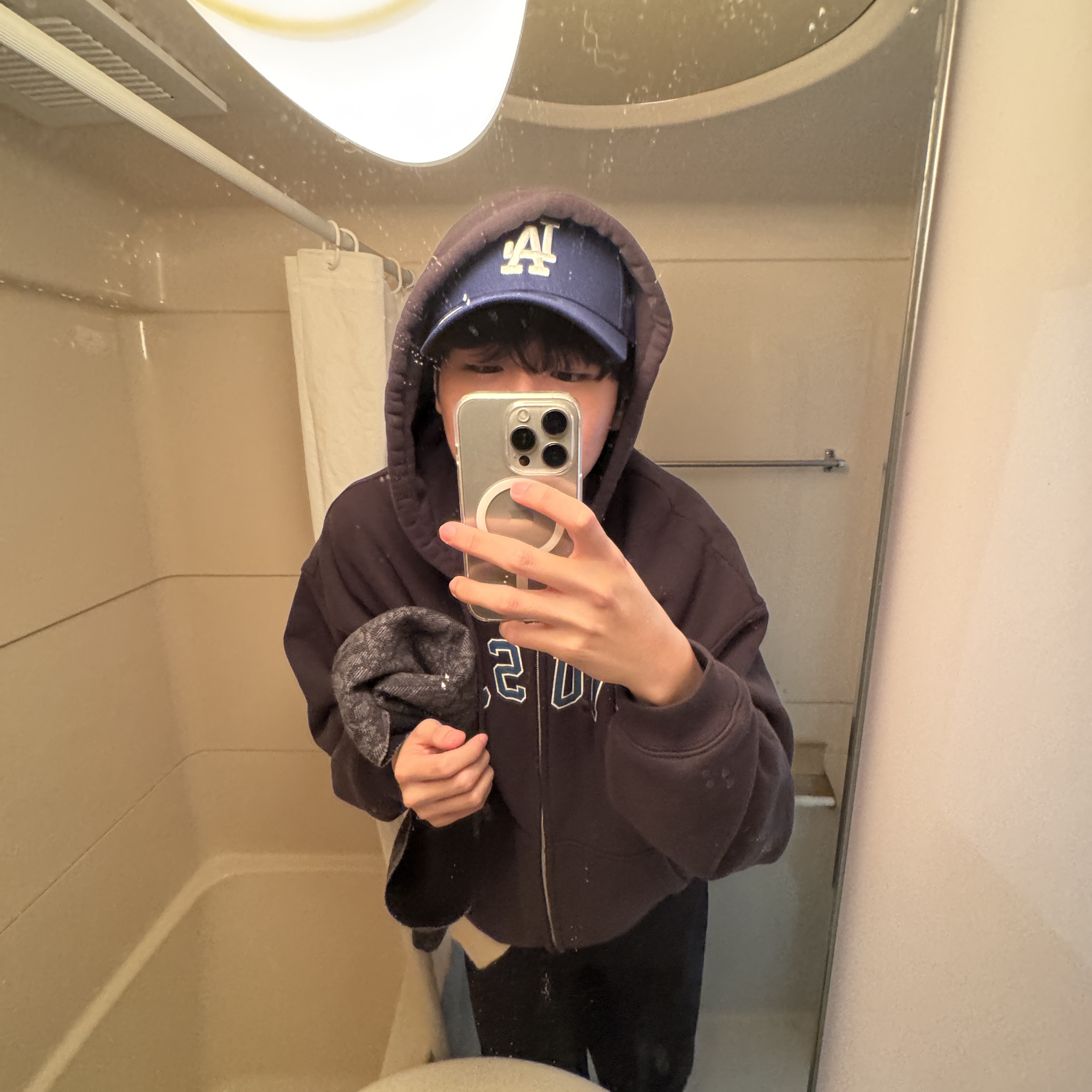 Stussy Faded Graphic Zip Hoodie Washed Black, Dior Oblique Double Sided Cashmere Wool Scarf Gray Black 착용 스타일