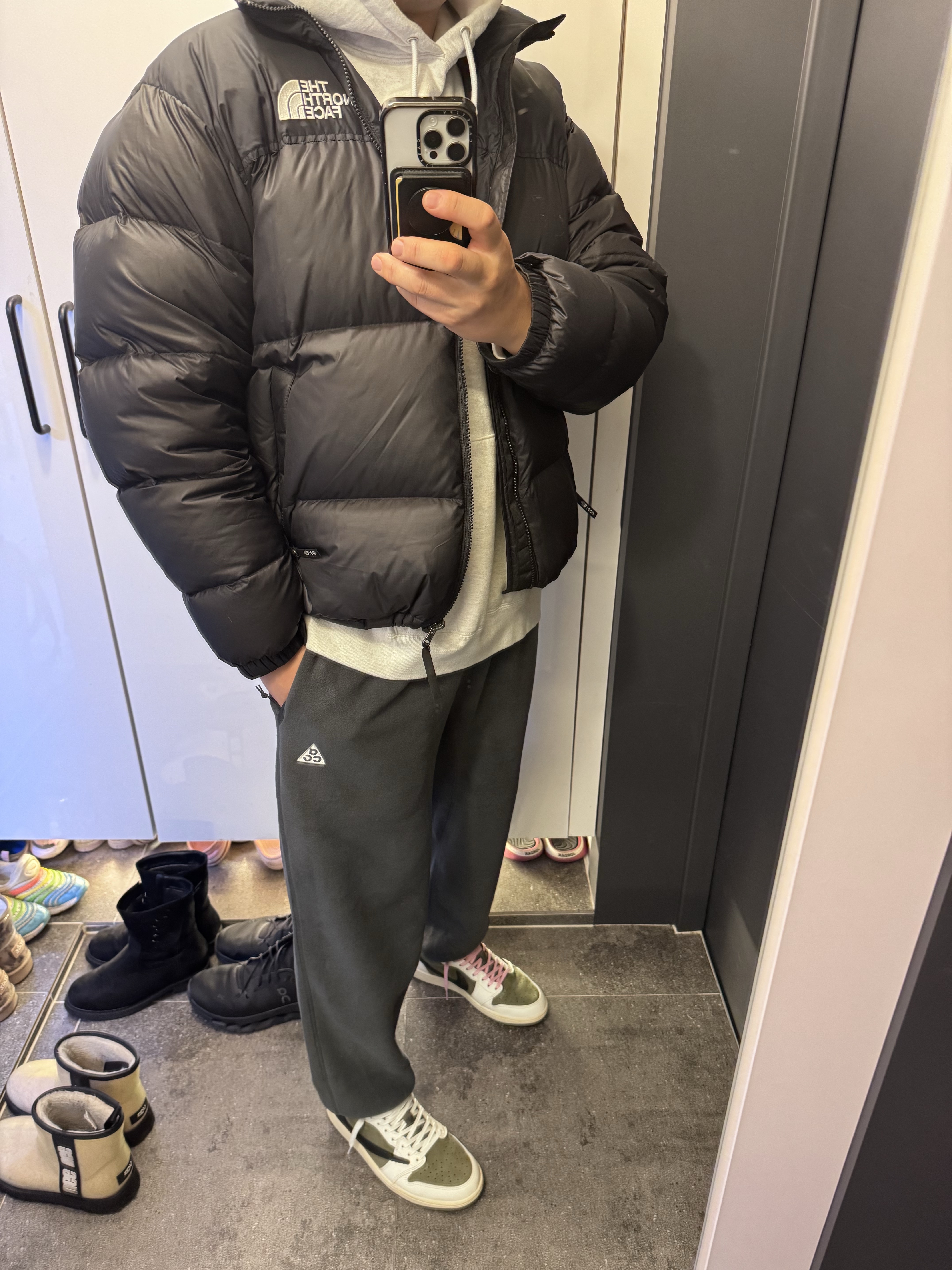 Nike ACG Polartec Wolf Tree Pants Anthracite Black - Asia, Jordan 1 x Travis Scott Retro Low OG SP Reverse Olive 착용 스타일 - 1