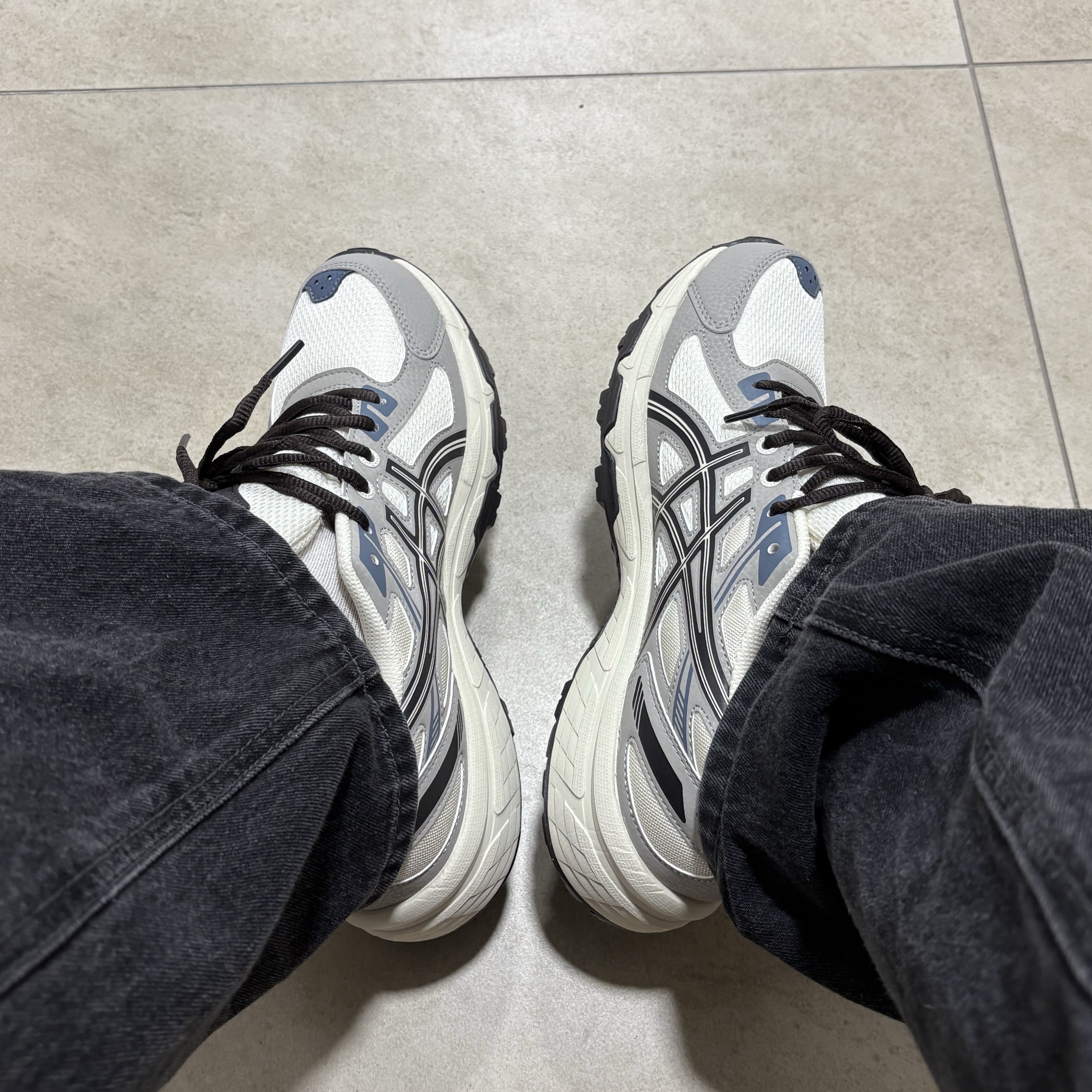 Asics Gel-Venture 6 Cream Grey 착용 스타일