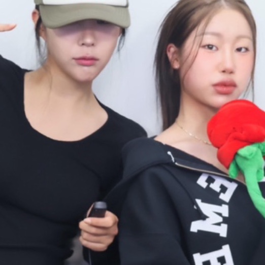 슈프림 x 챔피온 집업 후드 스웨트셔츠 블랙 - 24SS 착용 스타일 - 2