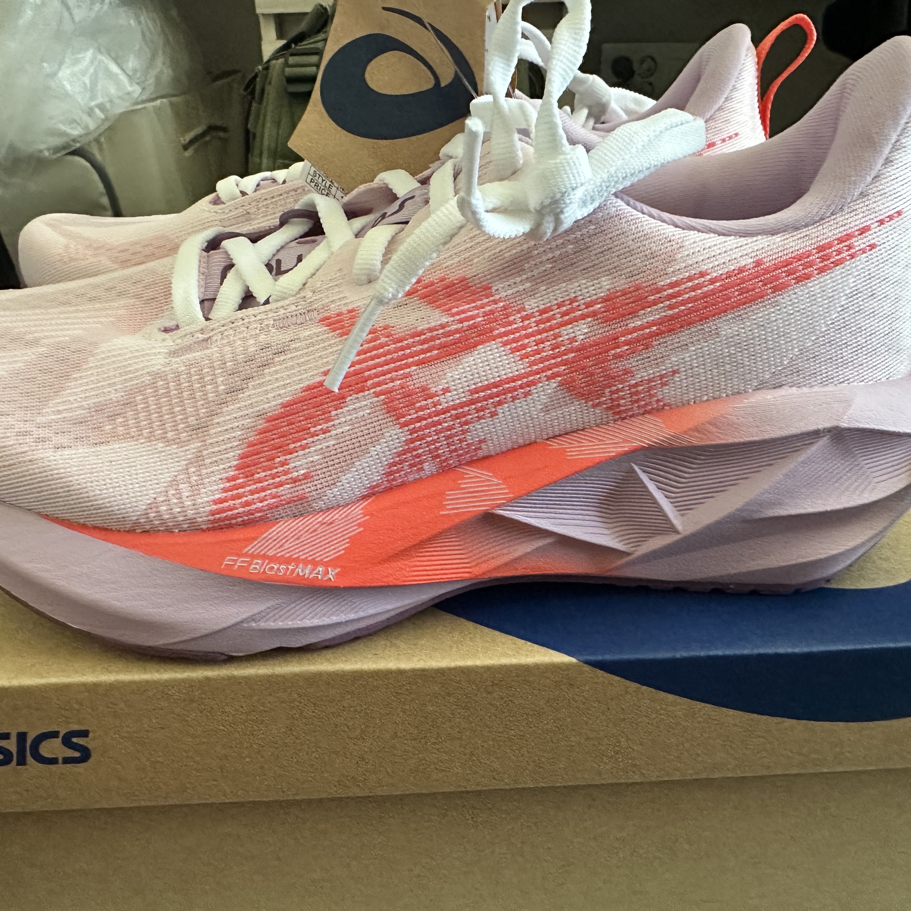 (W) Asics Novablast 5 White Coral Reef 착용 스타일