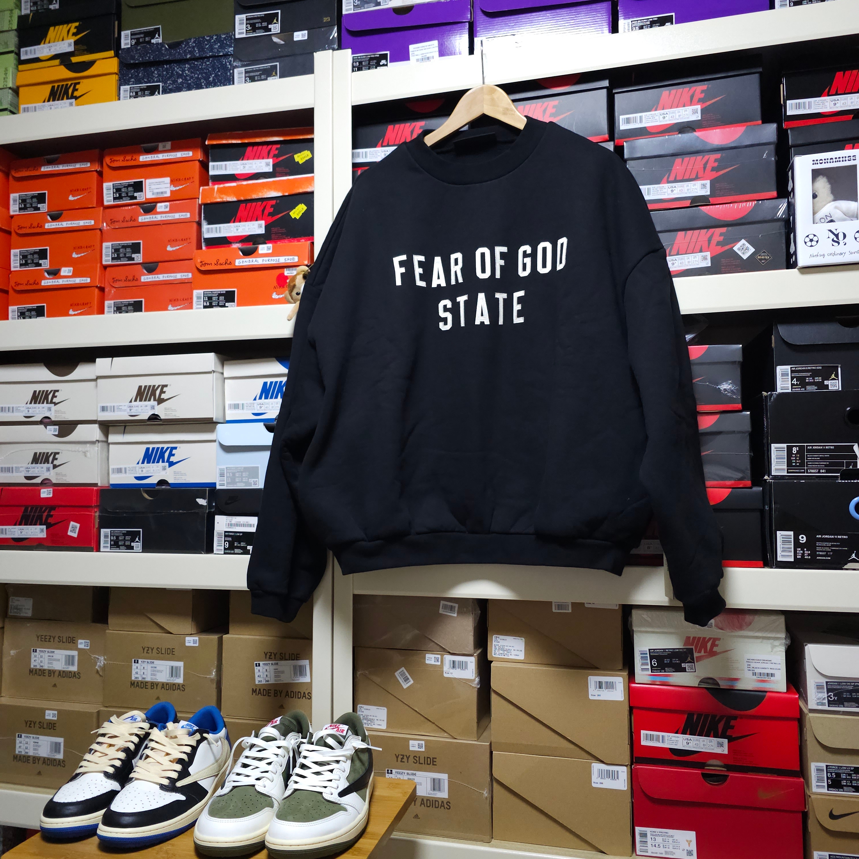 Essentials Heavy Fleece Crewneck Black - 24FW, Jordan 1 x Travis Scott Retro Low OG SP Reverse Olive 착용 스타일