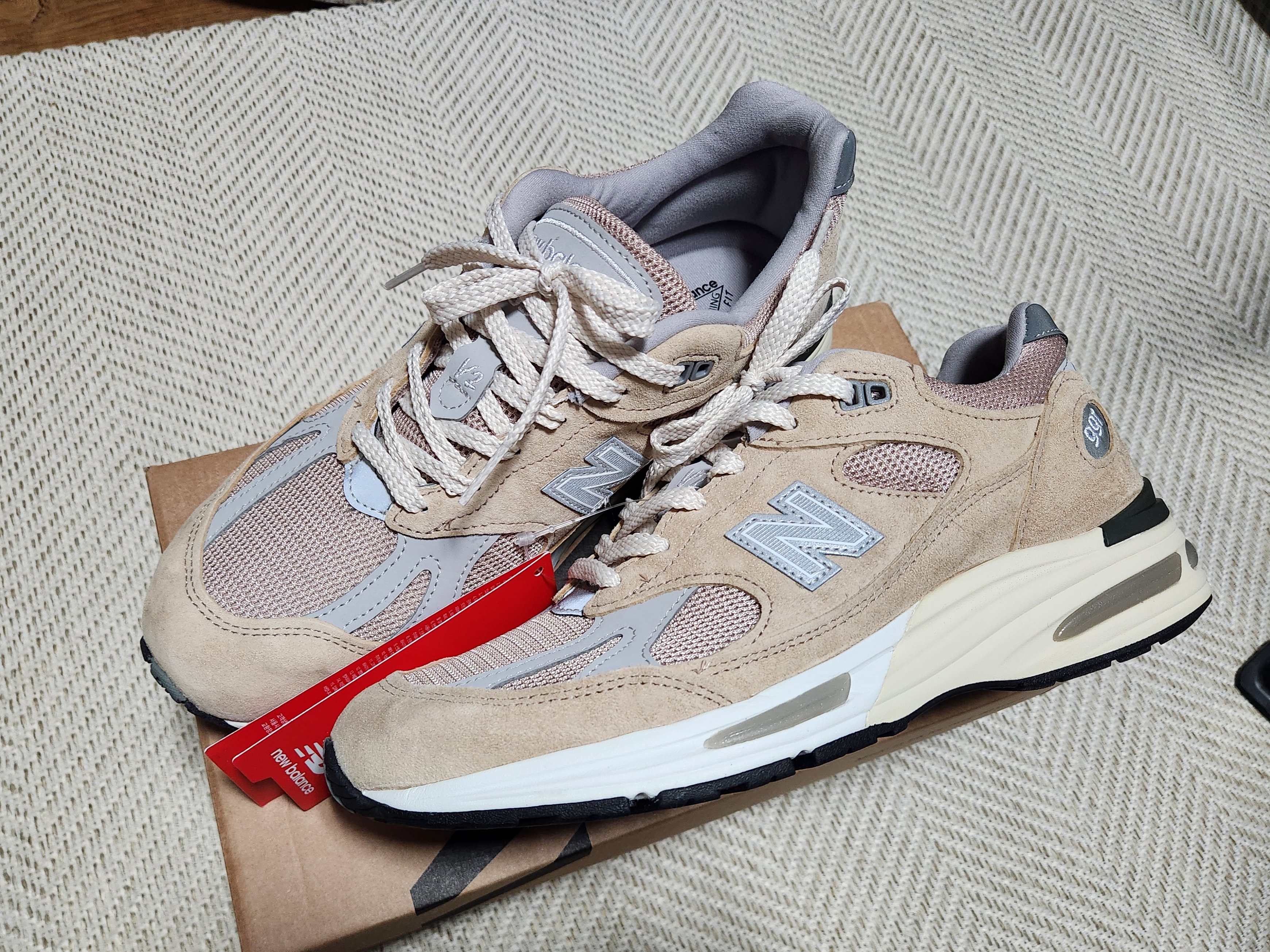 New Balance 991v2 Made in UK Cuban Sand Harbor Mist 착용 스타일