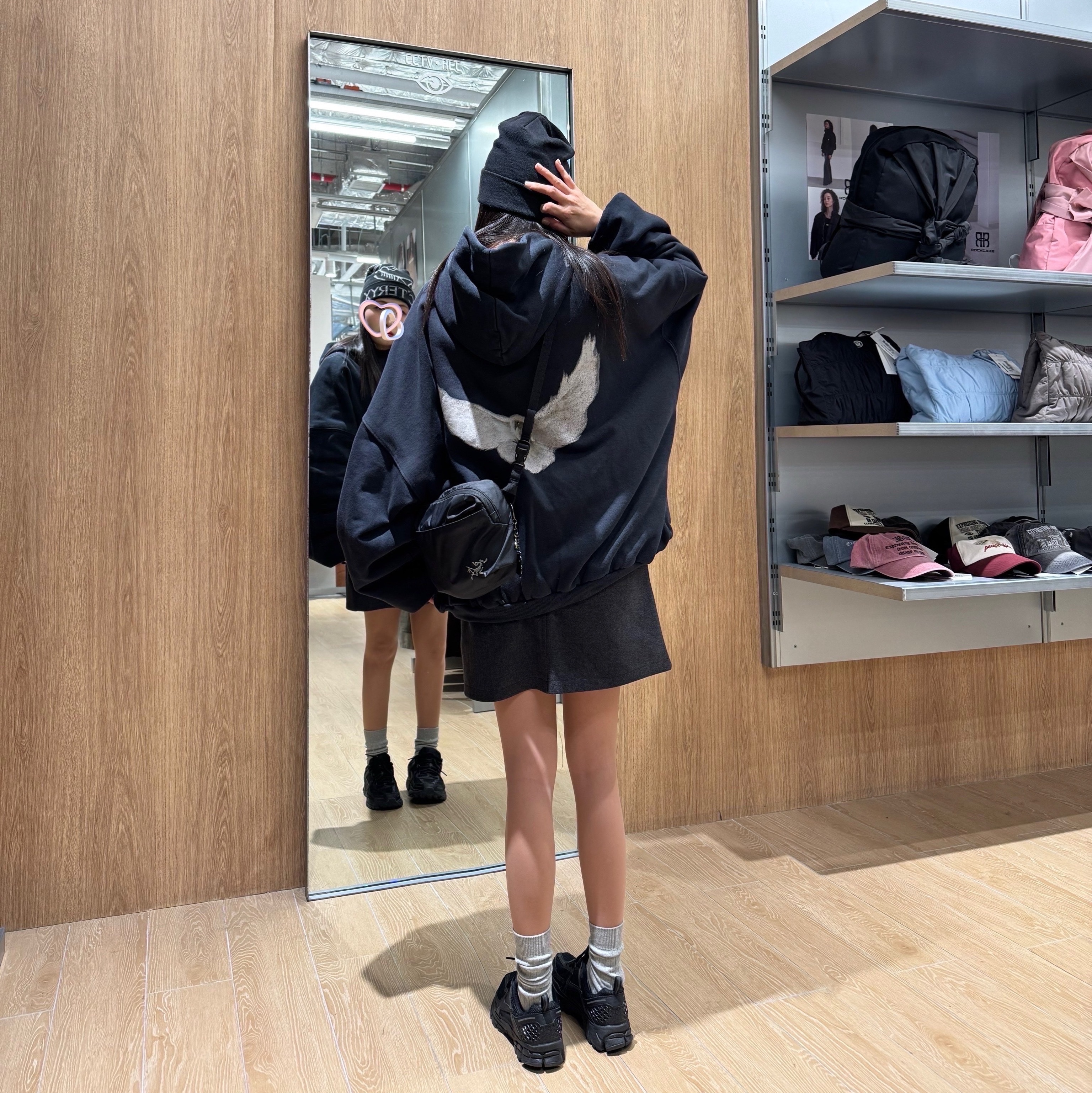 Yeezy Gap Engineered By Balenciaga Dove Hoodie Washed Black, Arc'teryx Heliad 6 Crossbody Bag Black 착용 스타일 - 1