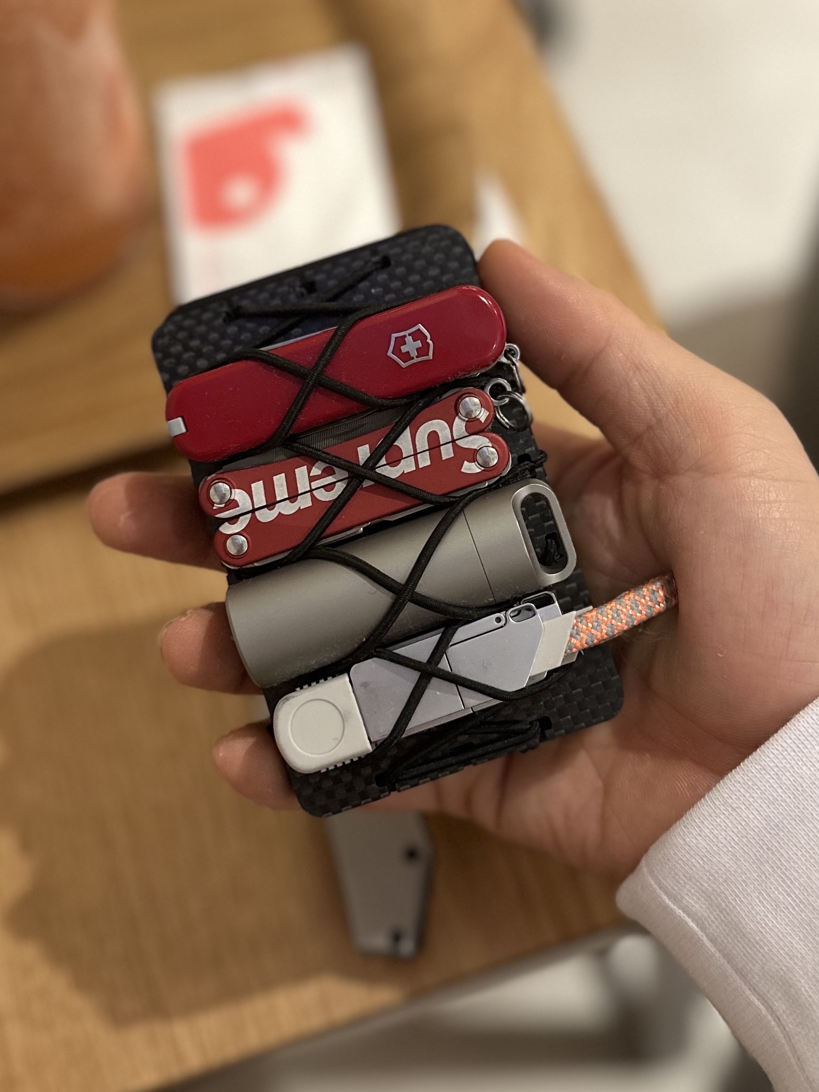 Supreme x Leatherman Squirt PS4 Multitool Red - 21SS, New Balance 990v6 Made in USA Grey - D Standard 착용 스타일 - 2
