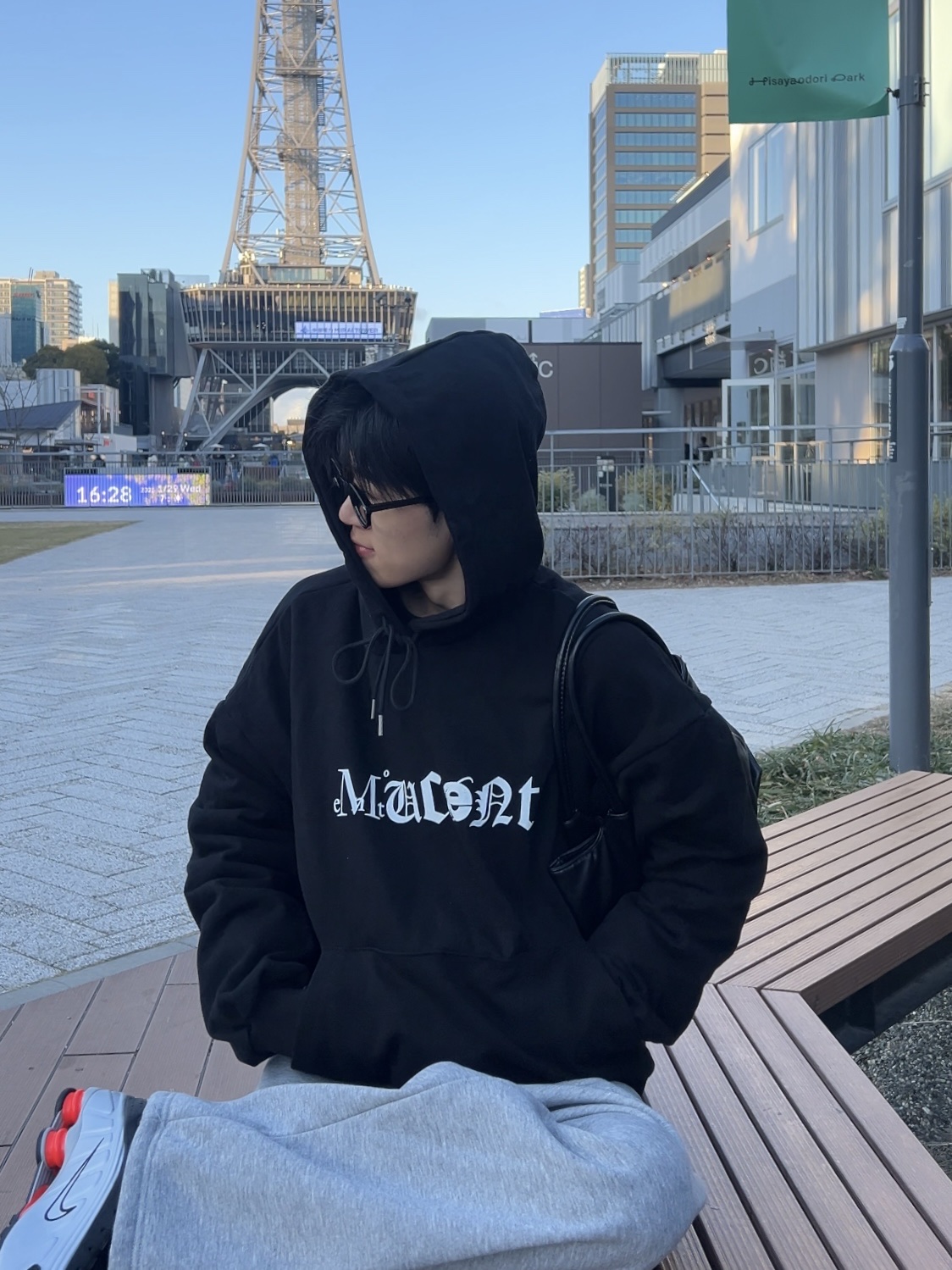 MUCENT Major Hood T Ivory, Nike Shox R4 Metallic Silver Red 착용 스타일 - 1